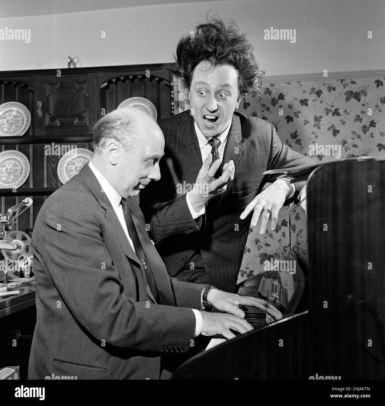 Le comédien Ken Dodd, photographié à la maison pour un reportage de Donald Zec.7th octobre 1963. Banque D'Images