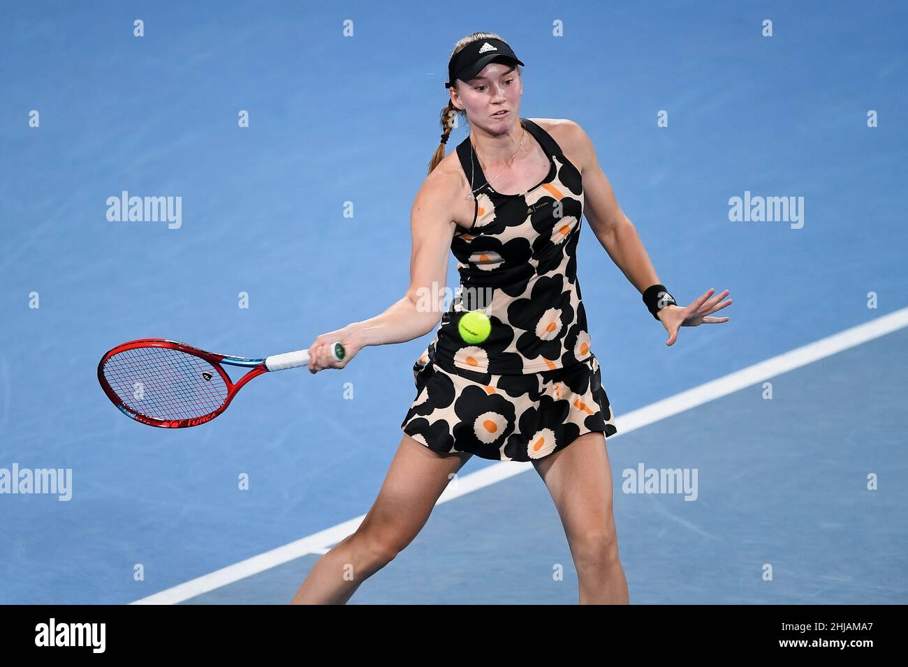 Sydney, Australie, 11 janvier 2022.Elena Rybakina, du Kazakhstan, joue un rôle de premier plan lors du match de tennis classique de Sydney entre Emma Raducanu, de Grande-Bretagne, et Elena Rybakina, du Kazakhstan.Crédit : Steven Markham/Speed Media/Alay Live News Banque D'Images