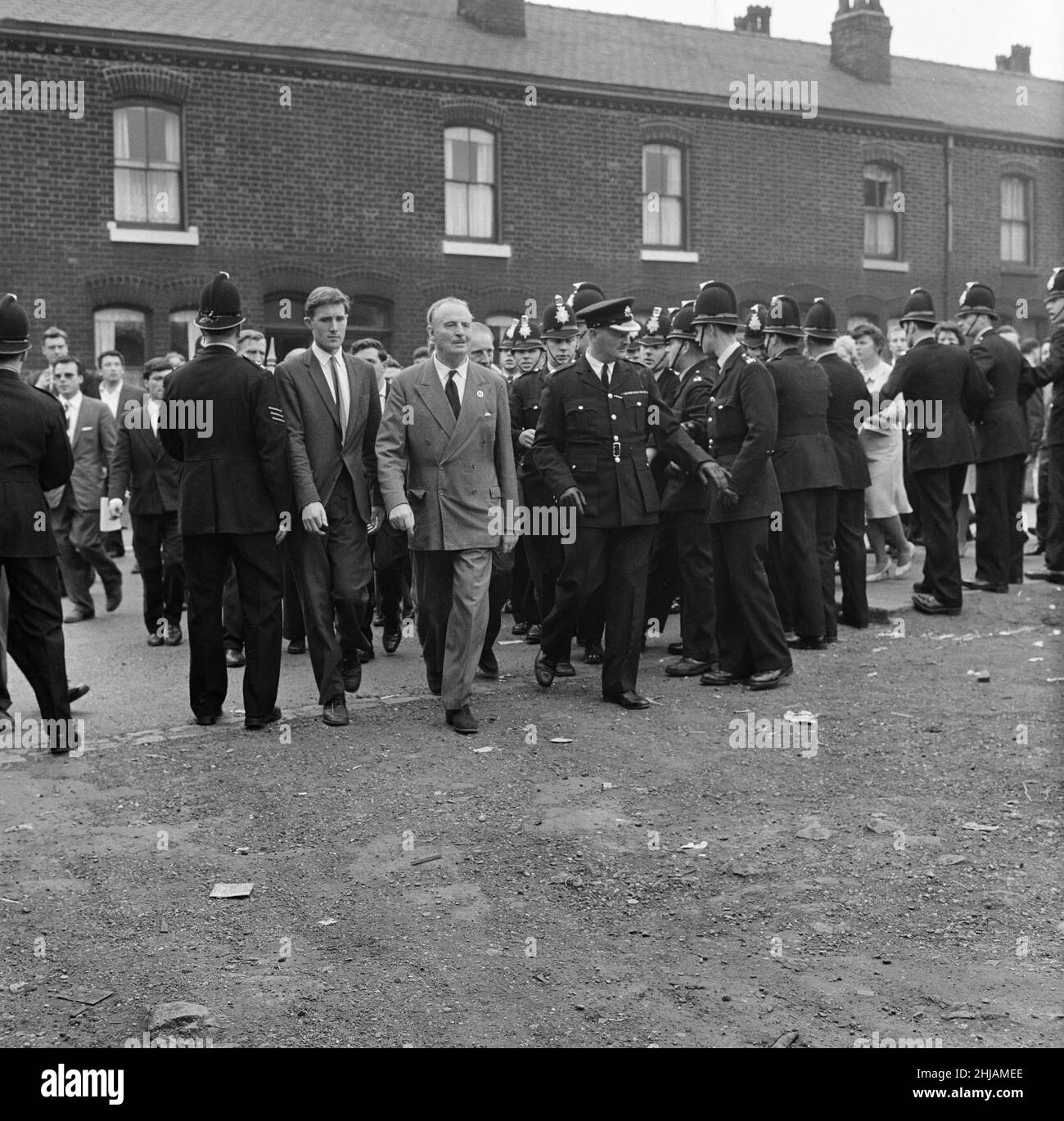 Sir Oswald Mosley se rend à Manchester pour participer à une marche organisée par son Union britannique des partisans des fascistes, dimanche 29th juillet 1962.Quand les quatre-vingt marcheurs se sont rassemblés, une foule en colère les a précipités et Mosley a disparu dans une vague de poings et de bottes volants et ses bannières de groupe ont été déchirées pour les tatouer.La police a brisé la foule des combats et a secouru Mosley, 65 ans, mais la marche s'est rapidement transformée en une émeute causant un mile de terreur avec des combats qui éclatent à quelques mètres.De nombreux marcheurs sont tombés avec des visages qui se saignent et des vêtements déchirés.Les autres ont été pillés avec des pierres, des pièces de monnaie, des choux, des tomates A. Banque D'Images Sir Oswald Mosley se rend à Manchester pour participer à une marche organisée par son Union britannique des partisans des fascistes, dimanche 29th juillet 1962.Quand les quatre-vingt marcheurs se sont rassemblés, une foule en colère les a précipités et Mosley a disparu dans une vague de poings et de bottes volants et ses bannières de groupe ont été déchirées pour les tatouer.La police a brisé la foule des combats et a secouru Mosley, 65 ans, mais la marche s'est rapidement transformée en une émeute causant un mile de terreur avec des combats qui éclatent à quelques mètres.De nombreux marcheurs sont tombés avec des visages qui se saignent et des vêtements déchirés.Les autres ont été pillés avec des pierres, des pièces de monnaie, des choux, des tomates A. Banque D'Images