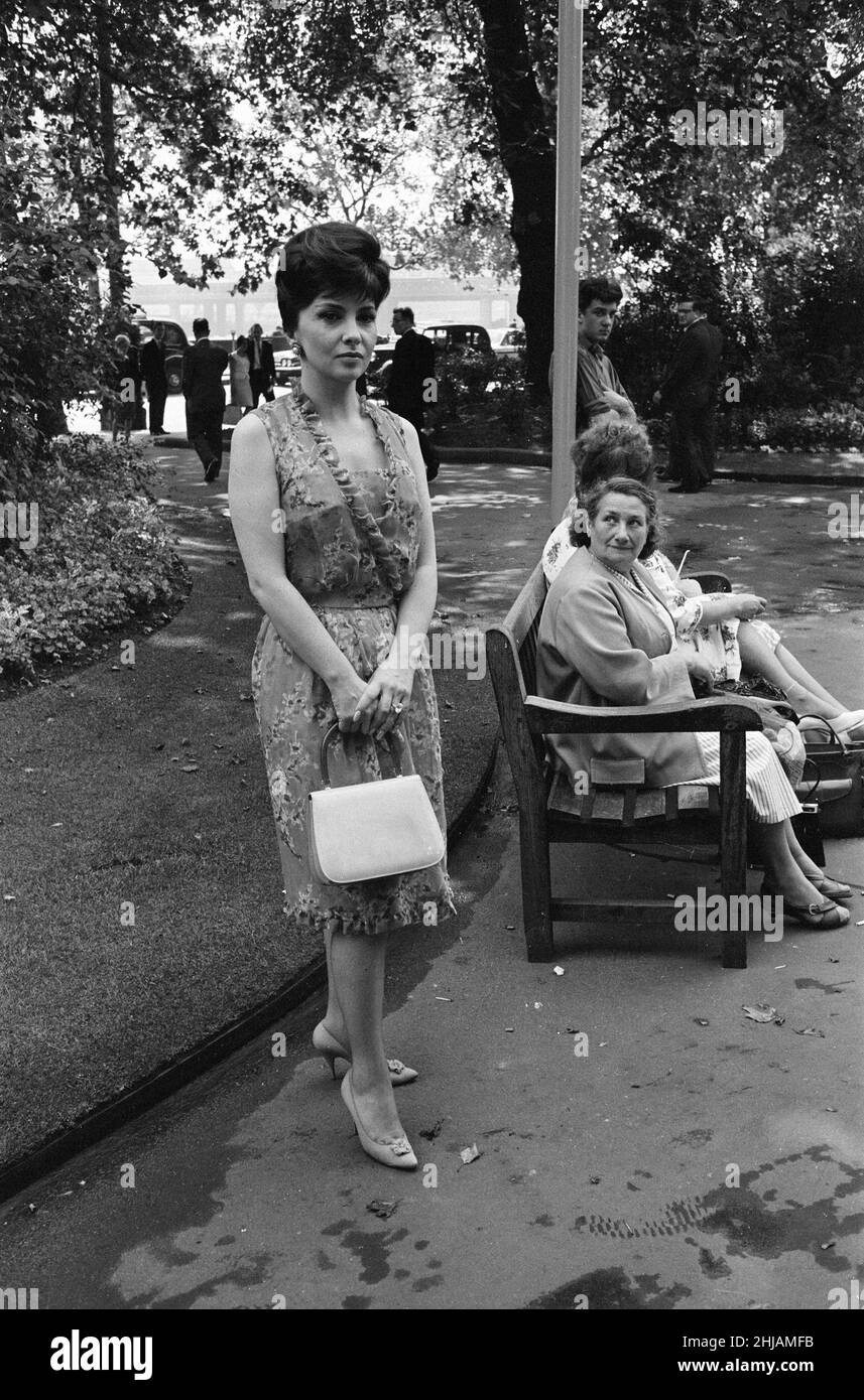 Gina Lollobrigida, actrice italienne, pose pour des photos sur le London Embankment, 31st juillet 1963. Banque D'Images