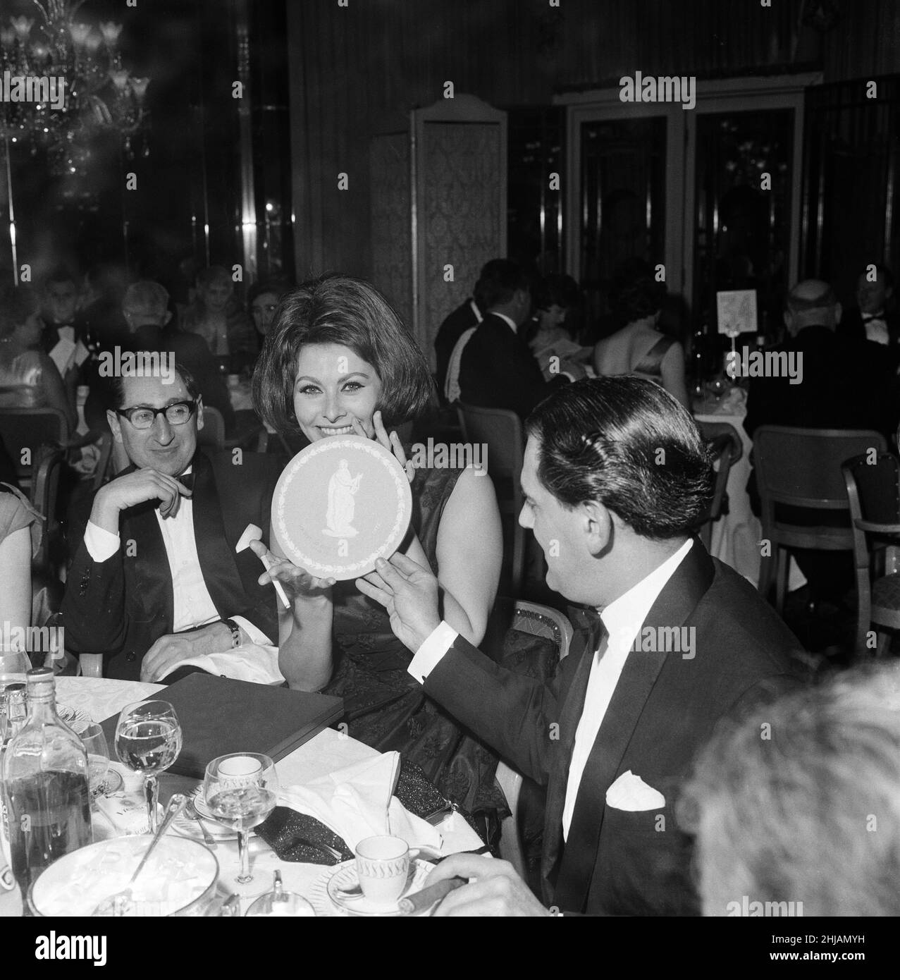 Sophia Loren Aux British Film Academy Awards Sophia Loren Avec Son Prix sophia-loren-aux-british-film-academy-awards-sophia-loren-avec-son-prix