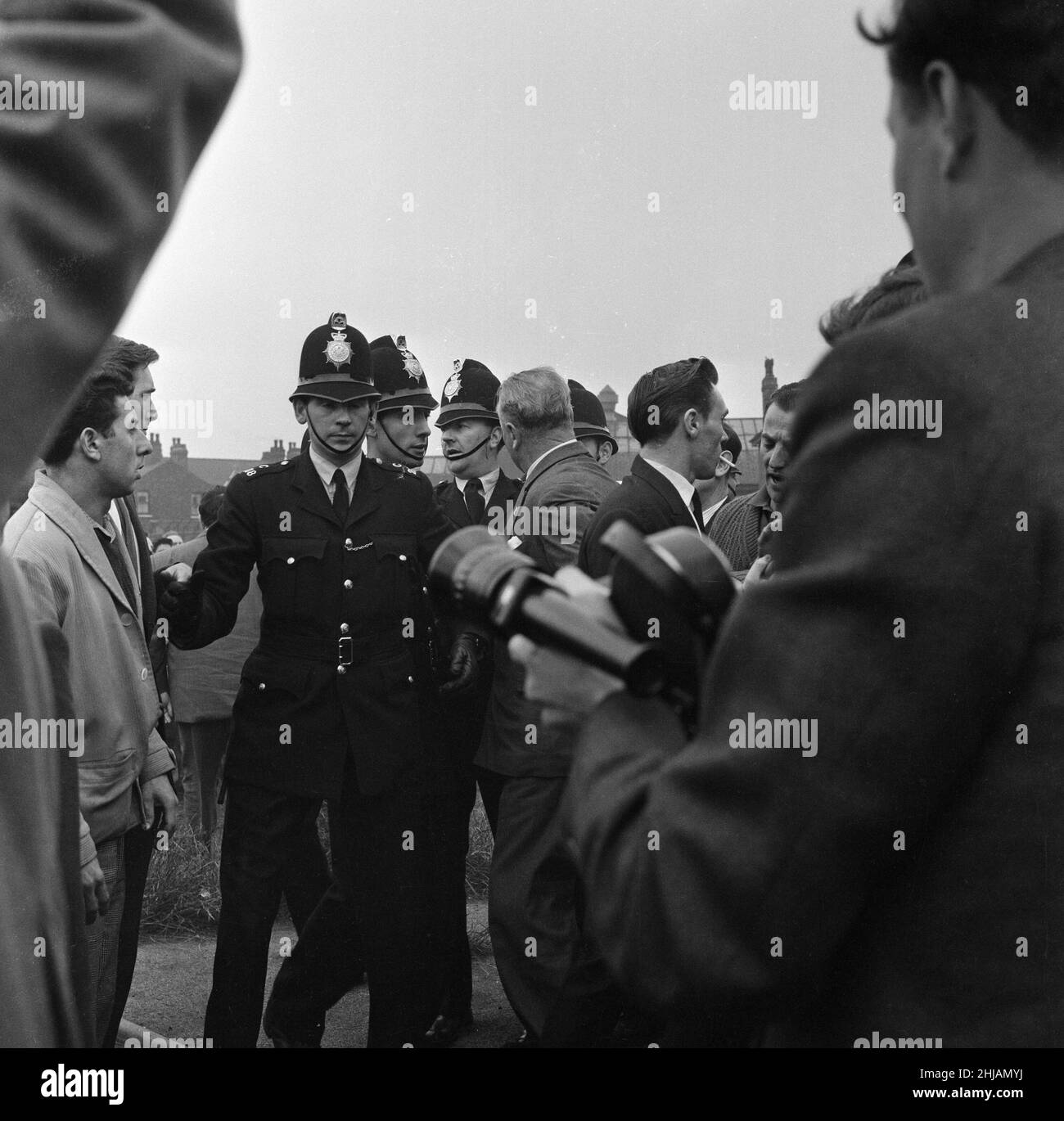 Sir Oswald Mosley se rend à Manchester pour participer à une marche organisée par son Union britannique des partisans des fascistes, dimanche 29th juillet 1962.Quand les quatre-vingt marcheurs se sont rassemblés, une foule en colère les a précipités et Mosley a disparu dans une vague de poings et de bottes volants et ses bannières de groupe ont été déchirées pour les tatouer.La police a brisé la foule des combats et a secouru Mosley, 65 ans, mais la marche s'est rapidement transformée en une émeute causant un mile de terreur avec des combats qui éclatent à quelques mètres.De nombreux marcheurs sont tombés avec des visages qui se saignent et des vêtements déchirés.Les autres ont été pillés avec des pierres, des pièces de monnaie, des choux, des tomates A. Banque D'Images Sir Oswald Mosley se rend à Manchester pour participer à une marche organisée par son Union britannique des partisans des fascistes, dimanche 29th juillet 1962.Quand les quatre-vingt marcheurs se sont rassemblés, une foule en colère les a précipités et Mosley a disparu dans une vague de poings et de bottes volants et ses bannières de groupe ont été déchirées pour les tatouer.La police a brisé la foule des combats et a secouru Mosley, 65 ans, mais la marche s'est rapidement transformée en une émeute causant un mile de terreur avec des combats qui éclatent à quelques mètres.De nombreux marcheurs sont tombés avec des visages qui se saignent et des vêtements déchirés.Les autres ont été pillés avec des pierres, des pièces de monnaie, des choux, des tomates A. Banque D'Images