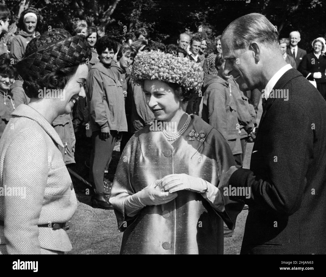 La reine Elizabeth II et le duc d'Édimbourg discutant avec Mlle A. Pen-Symons, directrice de l'école filles en direction de l'extérieur à Aberdovey.10th août 1963. Banque D'Images