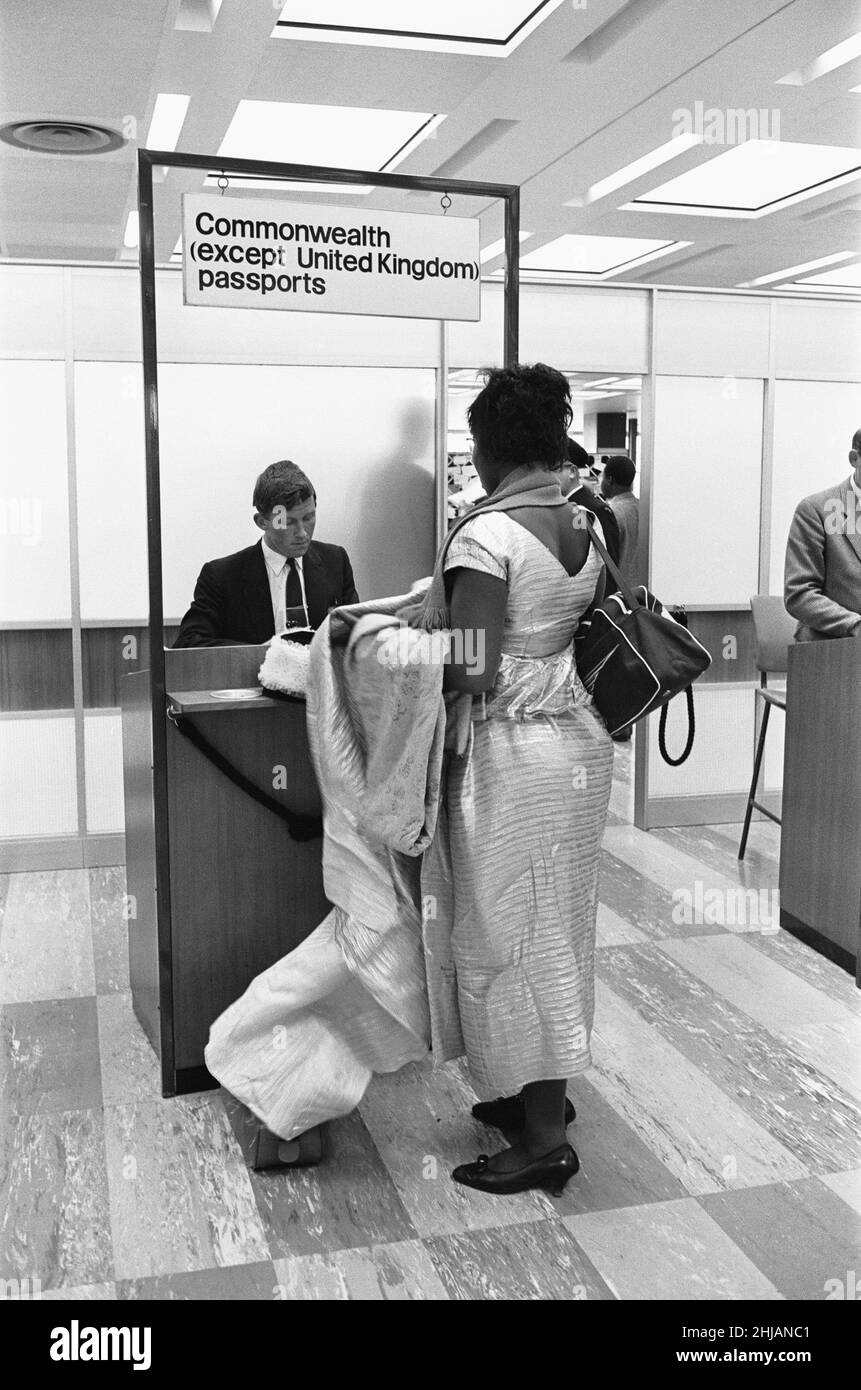 La Commonwealth Immigration Act entre en vigueur à l'aéroport de Londres Heathrow.1st juillet 1962.un des passagers du vol 264 de B.O.A.C. de Lagos passant par le contrôle des passeports Banque D'Images
