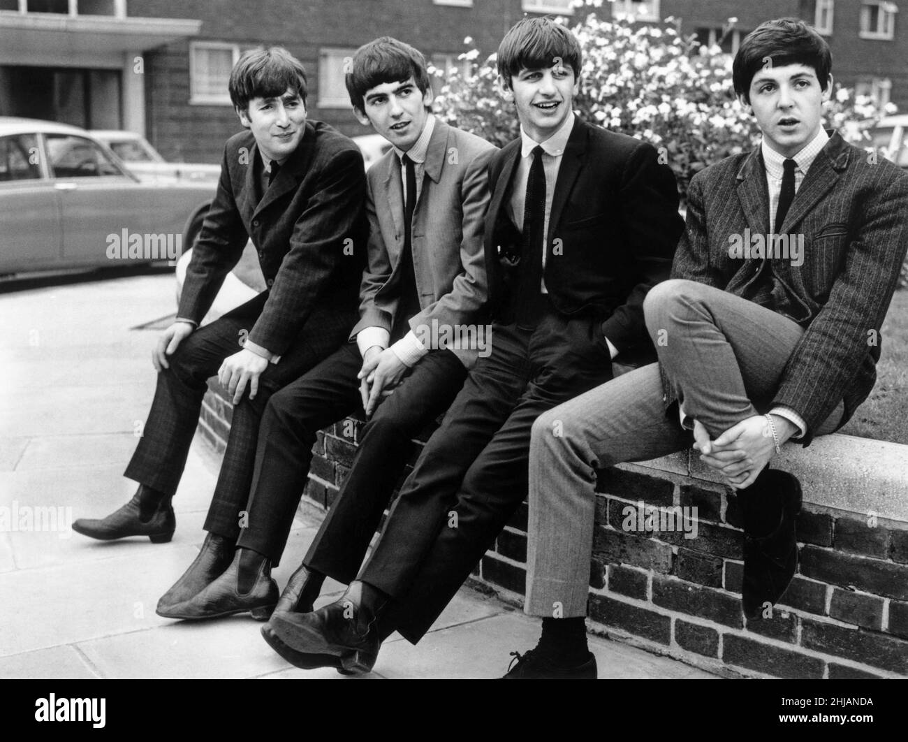 Les Beatles posent assis sur un mur.de gauche à droite: John Lennon, George Harrison, Ringo Starr, et Paul McCartney.9th septembre 1963 Banque D'Images