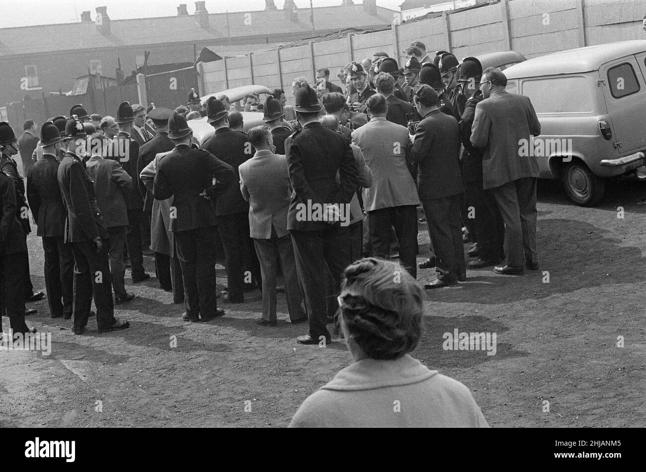 Sir Oswald Mosley se rend à Manchester pour participer à une marche organisée par son Union britannique des partisans des fascistes, dimanche 29th juillet 1962.Quand les quatre-vingt marcheurs se sont rassemblés, une foule en colère les a précipités et Mosley a disparu dans une vague de poings et de bottes volants et ses bannières de groupe ont été déchirées pour les tatouer.La police a brisé la foule des combats et a secouru Mosley, 65 ans, mais la marche s'est rapidement transformée en une émeute causant un mile de terreur avec des combats qui éclatent à quelques mètres.De nombreux marcheurs sont tombés avec des visages qui se saignent et des vêtements déchirés.Les autres ont été pillés avec des pierres, des pièces de monnaie, des choux, des tomates A. Banque D'Images Sir Oswald Mosley se rend à Manchester pour participer à une marche organisée par son Union britannique des partisans des fascistes, dimanche 29th juillet 1962.Quand les quatre-vingt marcheurs se sont rassemblés, une foule en colère les a précipités et Mosley a disparu dans une vague de poings et de bottes volants et ses bannières de groupe ont été déchirées pour les tatouer.La police a brisé la foule des combats et a secouru Mosley, 65 ans, mais la marche s'est rapidement transformée en une émeute causant un mile de terreur avec des combats qui éclatent à quelques mètres.De nombreux marcheurs sont tombés avec des visages qui se saignent et des vêtements déchirés.Les autres ont été pillés avec des pierres, des pièces de monnaie, des choux, des tomates A. Banque D'Images