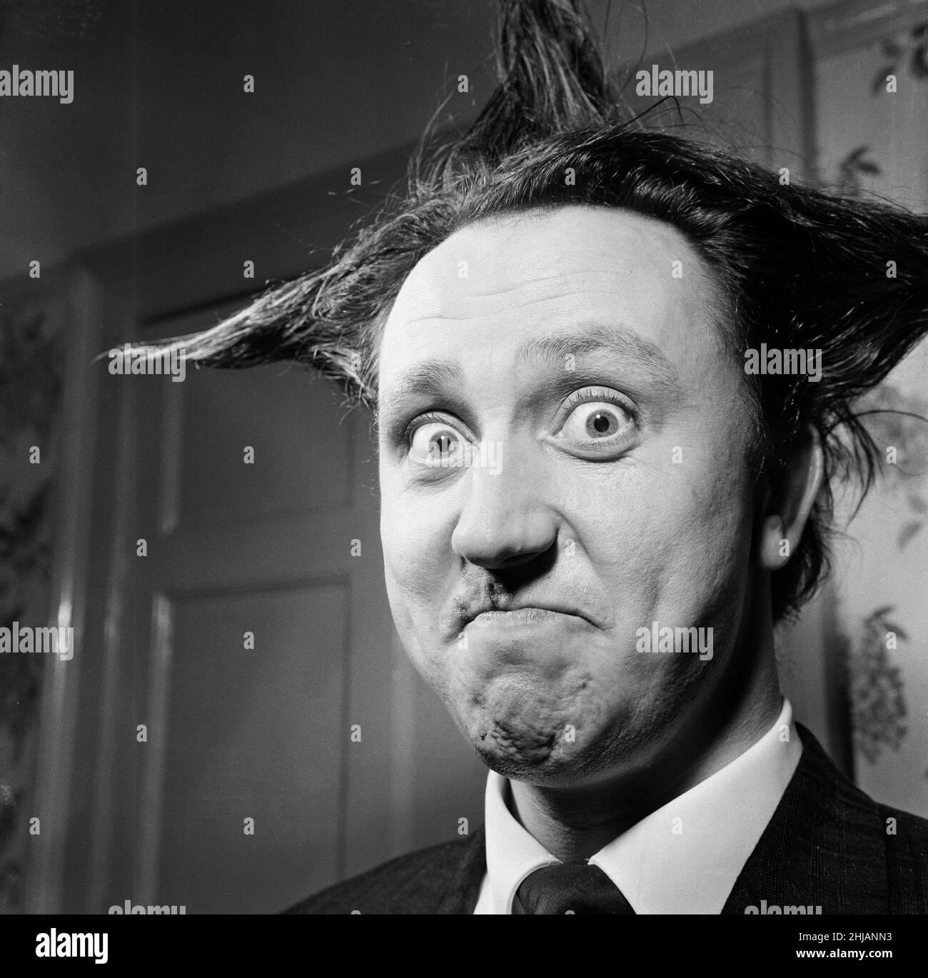 Le comédien Ken Dodd, photographié à la maison pour un reportage de Donald Zec.7th octobre 1963. Banque D'Images