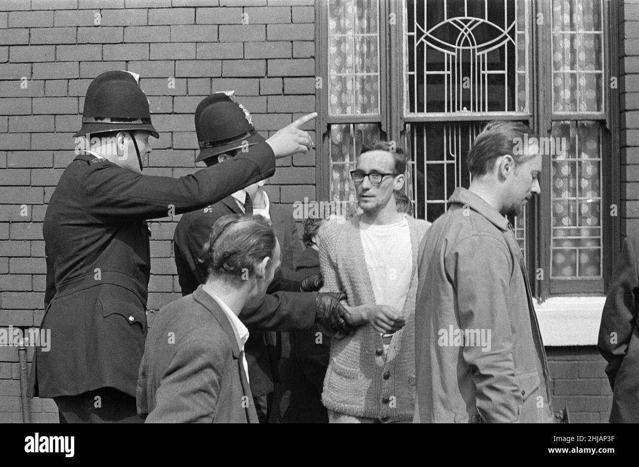 Sir Oswald Mosley se rend à Manchester pour participer à une marche organisée par son Union britannique des partisans des fascistes, dimanche 29th juillet 1962.Quand les quatre-vingt marcheurs se sont rassemblés, une foule en colère les a précipités et Mosley a disparu dans une vague de poings et de bottes volants et ses bannières de groupe ont été déchirées pour les tatouer.La police a brisé la foule des combats et a secouru Mosley, 65 ans, mais la marche s'est rapidement transformée en une émeute causant un mile de terreur avec des combats qui éclatent à quelques mètres.De nombreux marcheurs sont tombés avec des visages qui se saignent et des vêtements déchirés.Les autres ont été pillés avec des pierres, des pièces de monnaie, des choux, des tomates A. Banque D'Images Sir Oswald Mosley se rend à Manchester pour participer à une marche organisée par son Union britannique des partisans des fascistes, dimanche 29th juillet 1962.Quand les quatre-vingt marcheurs se sont rassemblés, une foule en colère les a précipités et Mosley a disparu dans une vague de poings et de bottes volants et ses bannières de groupe ont été déchirées pour les tatouer.La police a brisé la foule des combats et a secouru Mosley, 65 ans, mais la marche s'est rapidement transformée en une émeute causant un mile de terreur avec des combats qui éclatent à quelques mètres.De nombreux marcheurs sont tombés avec des visages qui se saignent et des vêtements déchirés.Les autres ont été pillés avec des pierres, des pièces de monnaie, des choux, des tomates A. Banque D'Images