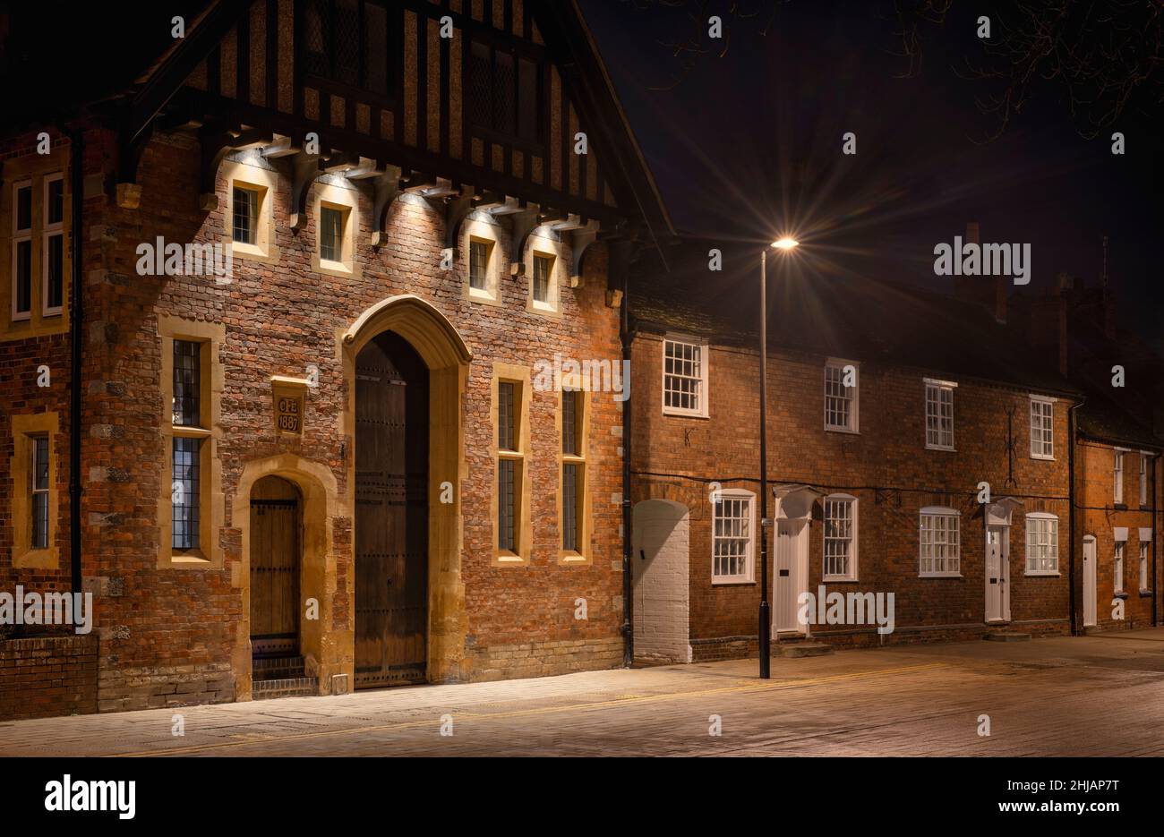 L'atelier de costume et les cottages le long de la rue au bord de l'eau nuit.Stratford-upon-Avon, Warwickshire, Angleterre Banque D'Images