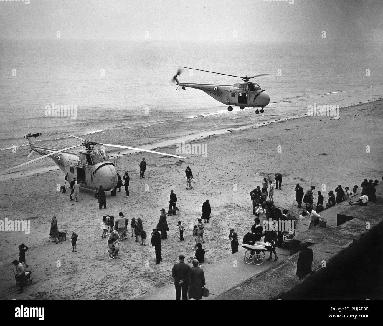 Un deuxième hélicoptère à tourbillon de Westland apporte de l'aide à l'hélicoptère de sauvetage aérien en mer de la RAF de l'escadron de vol D 202 de la RAF Leconfield qui a atterri sur la plage sud à Bridlington avec des problèmes mécaniques.25th septembre 1962 Banque D'Images