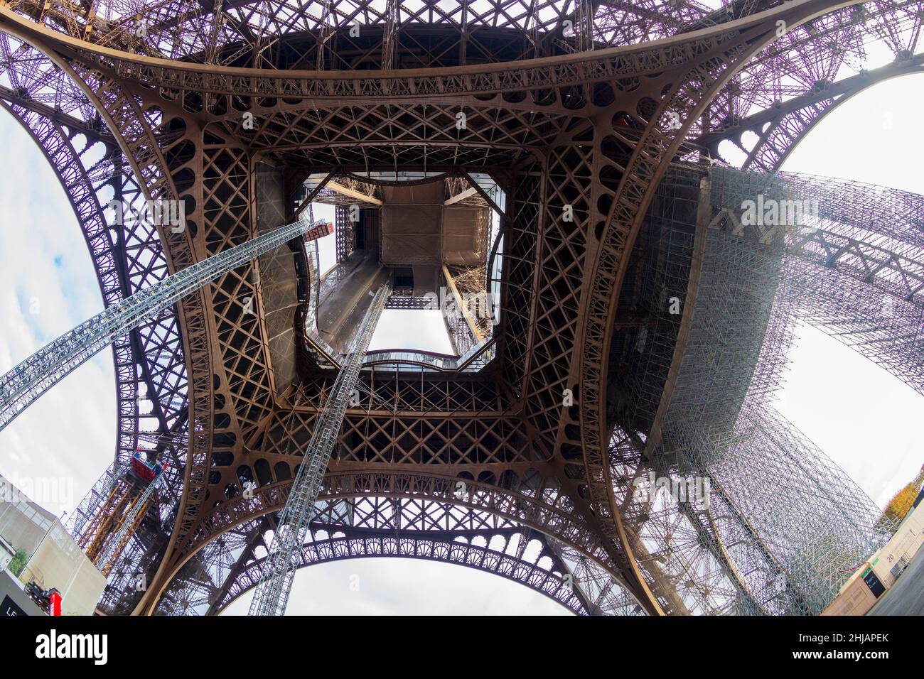 FRANCE.PARIS (75) 7TH ARRONDISSEMENT.LA TOUR EIFFEL (324 M DE HAUT) AU BORD DE LA SEINE.CONSTRUIT PAR GUSTAVE EIFFEL POUR L'EXPOSITION UNIVERSELLE DE PARIS Banque D'Images