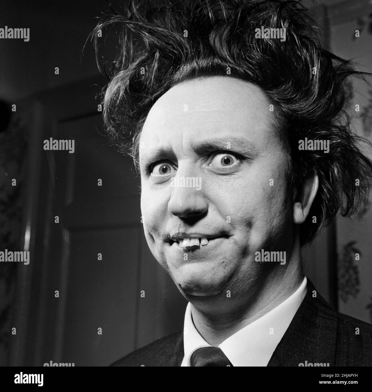 Le comédien Ken Dodd, photographié à la maison pour un reportage de Donald Zec.7th octobre 1963. Banque D'Images