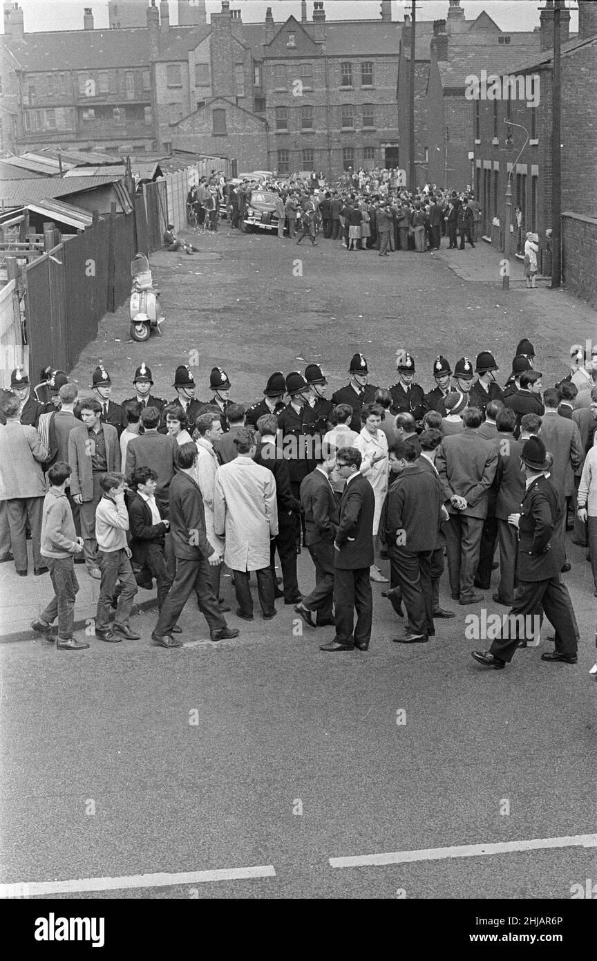 Sir Oswald Mosley se rend à Manchester pour participer à une marche organisée par son Union britannique des partisans des fascistes, dimanche 29th juillet 1962.Quand les quatre-vingt marcheurs se sont rassemblés, une foule en colère les a précipités et Mosley a disparu dans une vague de poings et de bottes volants et ses bannières de groupe ont été déchirées pour les tatouer.La police a brisé la foule des combats et a secouru Mosley, 65 ans, mais la marche s'est rapidement transformée en une émeute causant un mile de terreur avec des combats qui éclatent à quelques mètres.De nombreux marcheurs sont tombés avec des visages qui se saignent et des vêtements déchirés.Les autres ont été pillés avec des pierres, des pièces de monnaie, des choux, des tomates A. Banque D'Images Sir Oswald Mosley se rend à Manchester pour participer à une marche organisée par son Union britannique des partisans des fascistes, dimanche 29th juillet 1962.Quand les quatre-vingt marcheurs se sont rassemblés, une foule en colère les a précipités et Mosley a disparu dans une vague de poings et de bottes volants et ses bannières de groupe ont été déchirées pour les tatouer.La police a brisé la foule des combats et a secouru Mosley, 65 ans, mais la marche s'est rapidement transformée en une émeute causant un mile de terreur avec des combats qui éclatent à quelques mètres.De nombreux marcheurs sont tombés avec des visages qui se saignent et des vêtements déchirés.Les autres ont été pillés avec des pierres, des pièces de monnaie, des choux, des tomates A. Banque D'Images
