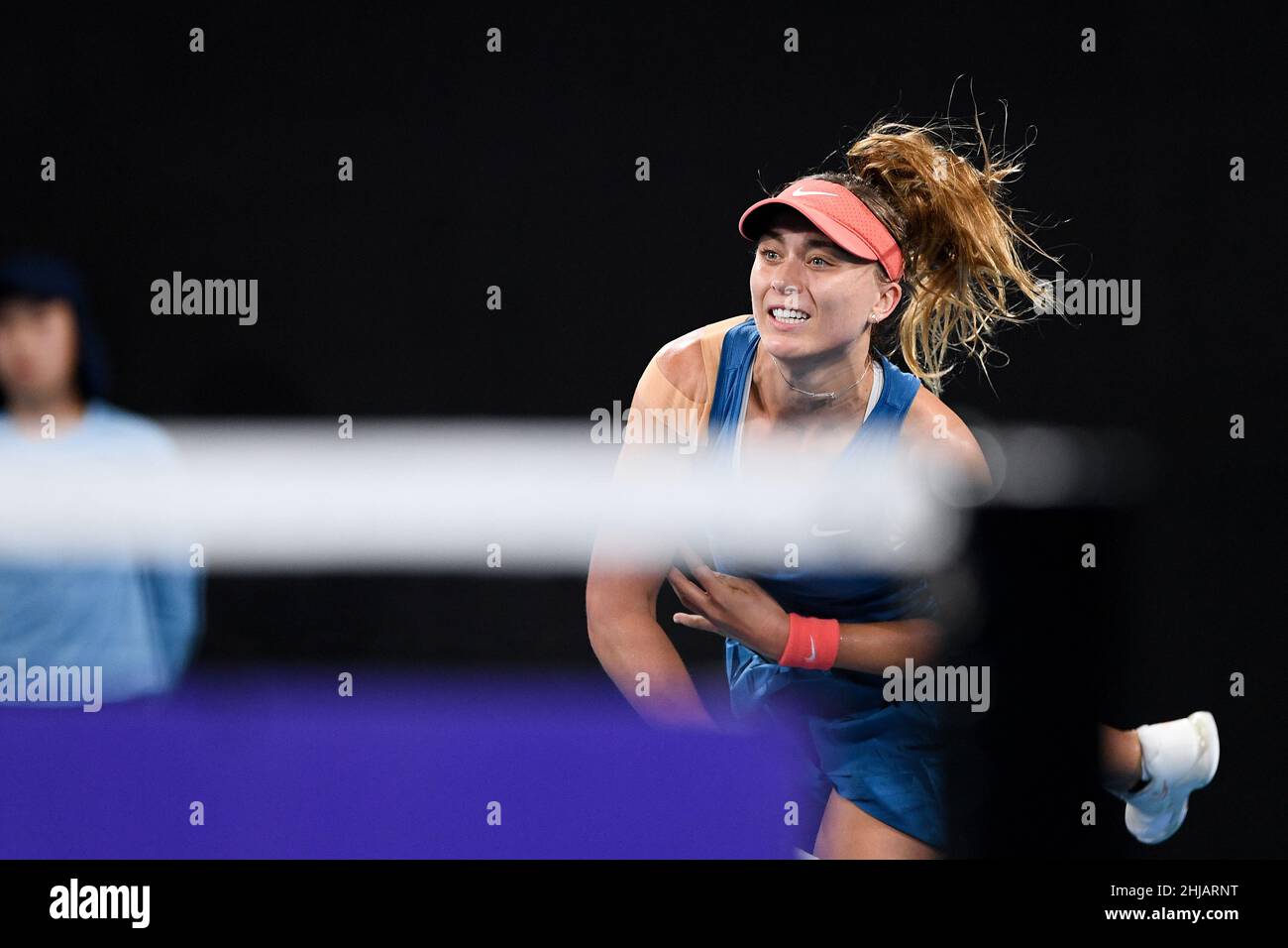 Sydney, Australie, 14 janvier 2022.Paula Badosa d'Espagne sert le ballon pendant le match de tennis classique de Sydney entre Paula Badosa d'Espagne et Daria Kasatkina de Russie.Crédit : Steven Markham/Speed Media/Alay Live News Banque D'Images