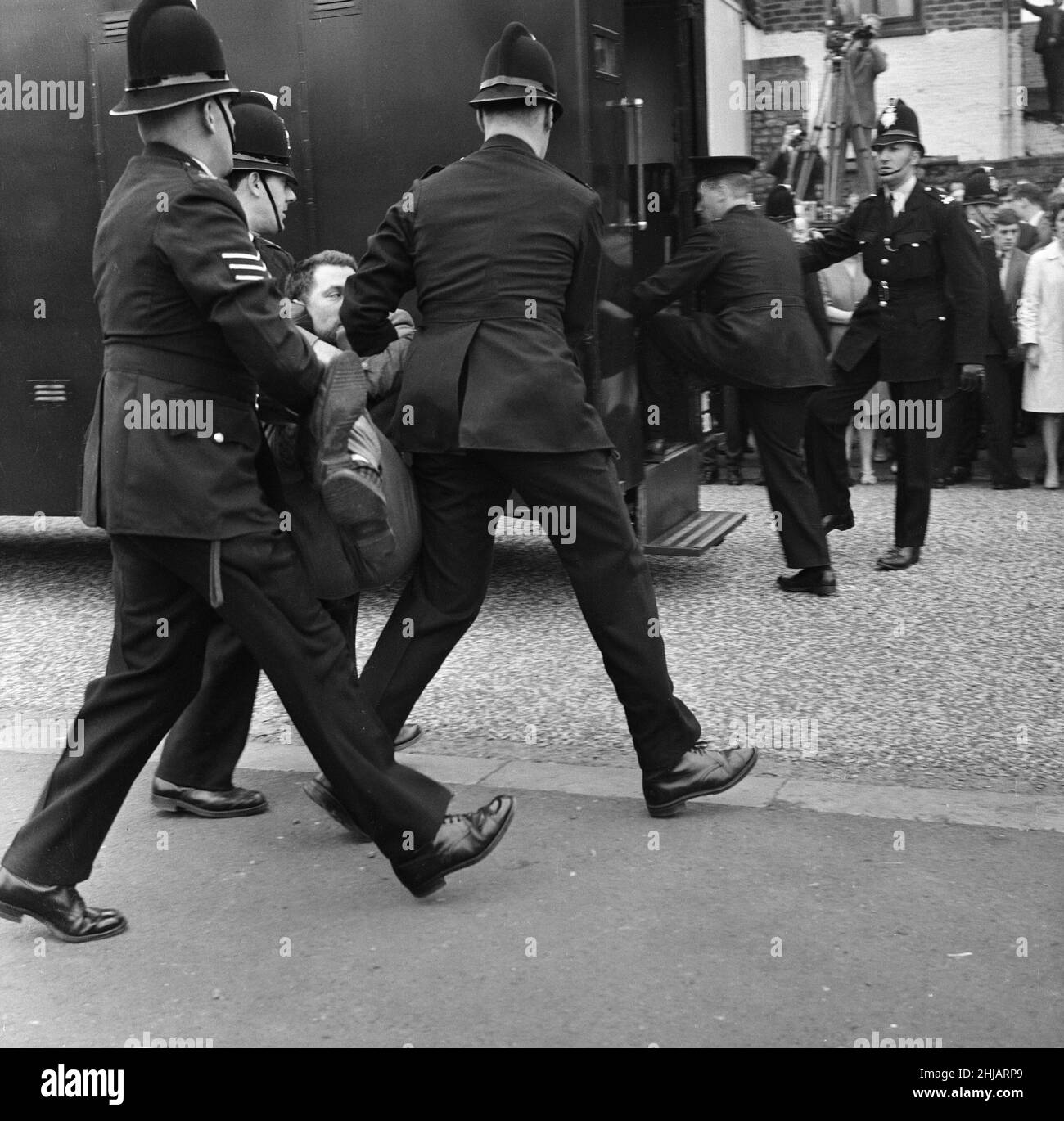 Sir Oswald Mosley se rend à Manchester pour participer à une marche organisée par son Union britannique des partisans des fascistes, dimanche 29th juillet 1962.Quand les quatre-vingt marcheurs se sont rassemblés, une foule en colère les a précipités et Mosley a disparu dans une vague de poings et de bottes volants et ses bannières de groupe ont été déchirées pour les tatouer.La police a brisé la foule des combats et a secouru Mosley, 65 ans, mais la marche s'est rapidement transformée en une émeute causant un mile de terreur avec des combats qui éclatent à quelques mètres.De nombreux marcheurs sont tombés avec des visages qui se saignent et des vêtements déchirés.Les autres ont été pillés avec des pierres, des pièces de monnaie, des choux, des tomates A. Banque D'Images Sir Oswald Mosley se rend à Manchester pour participer à une marche organisée par son Union britannique des partisans des fascistes, dimanche 29th juillet 1962.Quand les quatre-vingt marcheurs se sont rassemblés, une foule en colère les a précipités et Mosley a disparu dans une vague de poings et de bottes volants et ses bannières de groupe ont été déchirées pour les tatouer.La police a brisé la foule des combats et a secouru Mosley, 65 ans, mais la marche s'est rapidement transformée en une émeute causant un mile de terreur avec des combats qui éclatent à quelques mètres.De nombreux marcheurs sont tombés avec des visages qui se saignent et des vêtements déchirés.Les autres ont été pillés avec des pierres, des pièces de monnaie, des choux, des tomates A. Banque D'Images