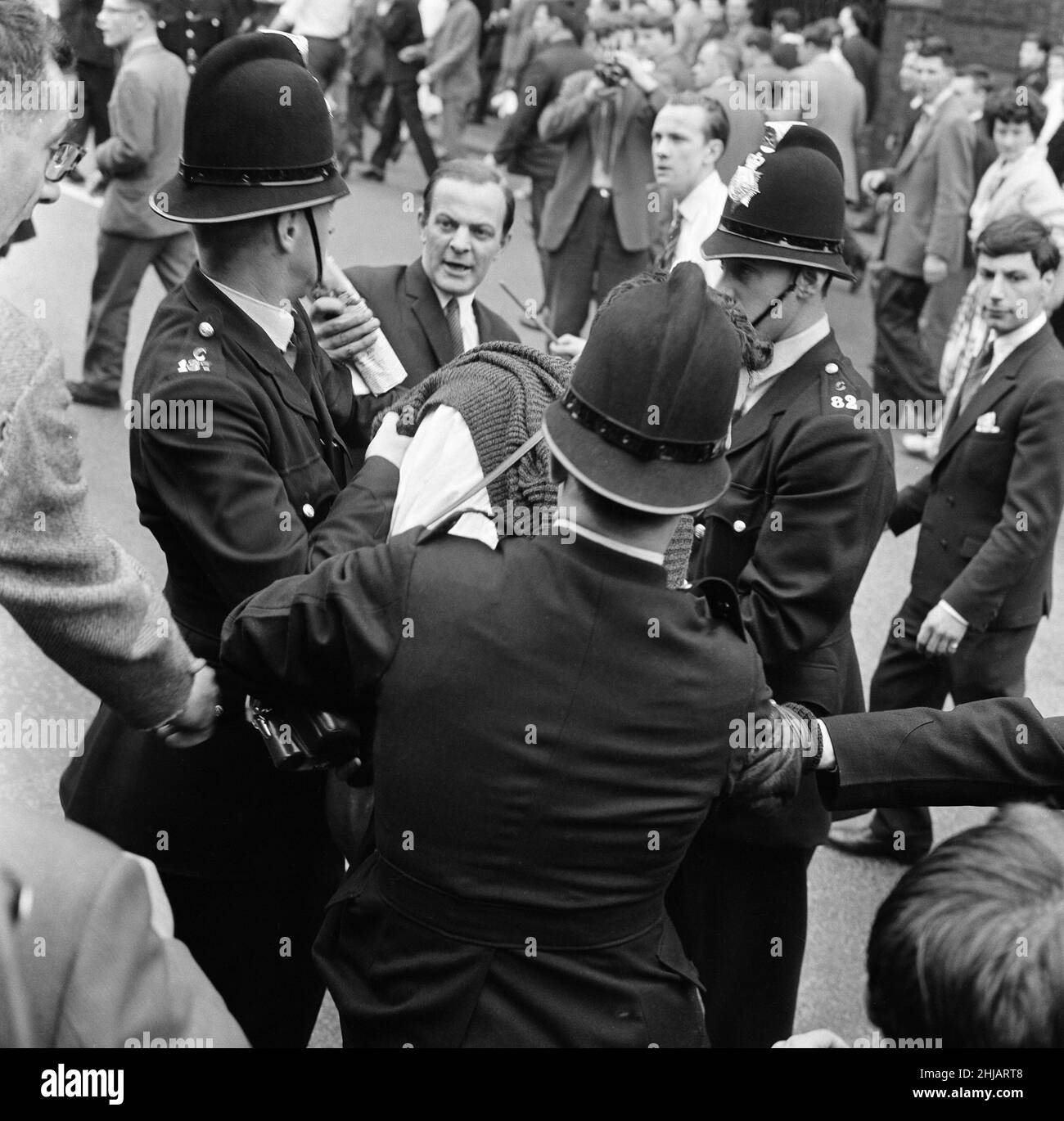 Sir Oswald Mosley se rend à Manchester pour participer à une marche organisée par son Union britannique des partisans des fascistes, dimanche 29th juillet 1962.Quand les quatre-vingt marcheurs se sont rassemblés, une foule en colère les a précipités et Mosley a disparu dans une vague de poings et de bottes volants et ses bannières de groupe ont été déchirées pour les tatouer.La police a brisé la foule des combats et a secouru Mosley, 65 ans, mais la marche s'est rapidement transformée en une émeute causant un mile de terreur avec des combats qui éclatent à quelques mètres.De nombreux marcheurs sont tombés avec des visages qui se saignent et des vêtements déchirés.Les autres ont été pillés avec des pierres, des pièces de monnaie, des choux, des tomates A. Banque D'Images Sir Oswald Mosley se rend à Manchester pour participer à une marche organisée par son Union britannique des partisans des fascistes, dimanche 29th juillet 1962.Quand les quatre-vingt marcheurs se sont rassemblés, une foule en colère les a précipités et Mosley a disparu dans une vague de poings et de bottes volants et ses bannières de groupe ont été déchirées pour les tatouer.La police a brisé la foule des combats et a secouru Mosley, 65 ans, mais la marche s'est rapidement transformée en une émeute causant un mile de terreur avec des combats qui éclatent à quelques mètres.De nombreux marcheurs sont tombés avec des visages qui se saignent et des vêtements déchirés.Les autres ont été pillés avec des pierres, des pièces de monnaie, des choux, des tomates A. Banque D'Images