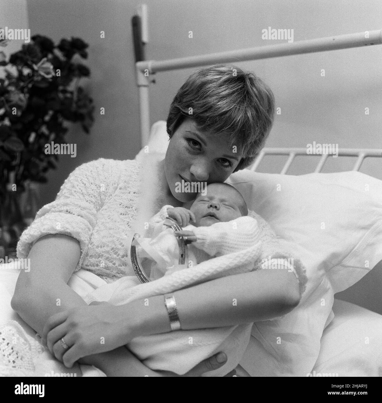 L'actrice Julie Andrews de la renommée « My Fair Lady » photographiée à la clinique de Londres avec sa nouvelle fille qui portera le nom d'Emma, Kate, Sarah ou Joanna.Il a également été annoncé aujourd'hui que Julie fera ses débuts dans le film « Cary Poppins » de Walt Disney.28th novembre 1962. Banque D'Images
