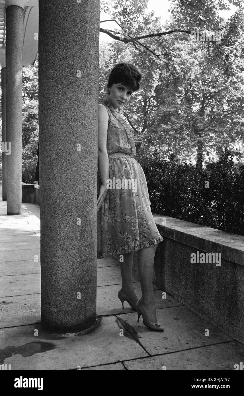Gina Lollobrigida, actrice italienne, pose pour des photos sur le London Embankment, 31st juillet 1963. Banque D'Images