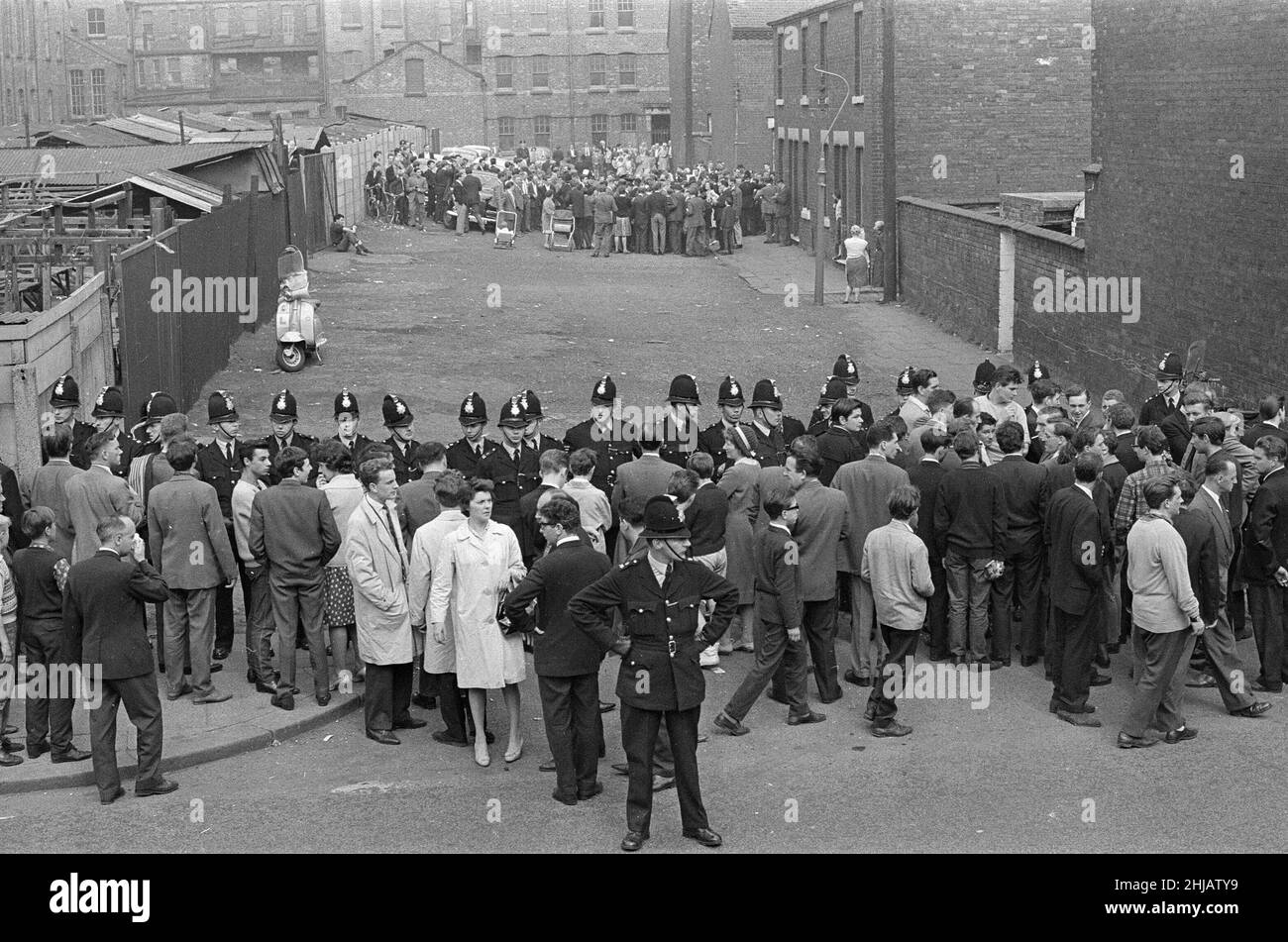 Sir Oswald Mosley se rend à Manchester pour participer à une marche organisée par son Union britannique des partisans des fascistes, dimanche 29th juillet 1962.Quand les quatre-vingt marcheurs se sont rassemblés, une foule en colère les a précipités et Mosley a disparu dans une vague de poings et de bottes volants et ses bannières de groupe ont été déchirées pour les tatouer.La police a brisé la foule des combats et a secouru Mosley, 65 ans, mais la marche s'est rapidement transformée en une émeute causant un mile de terreur avec des combats qui éclatent à quelques mètres.De nombreux marcheurs sont tombés avec des visages qui se saignent et des vêtements déchirés.Les autres ont été pillés avec des pierres, des pièces de monnaie, des choux, des tomates A. Banque D'Images Sir Oswald Mosley se rend à Manchester pour participer à une marche organisée par son Union britannique des partisans des fascistes, dimanche 29th juillet 1962.Quand les quatre-vingt marcheurs se sont rassemblés, une foule en colère les a précipités et Mosley a disparu dans une vague de poings et de bottes volants et ses bannières de groupe ont été déchirées pour les tatouer.La police a brisé la foule des combats et a secouru Mosley, 65 ans, mais la marche s'est rapidement transformée en une émeute causant un mile de terreur avec des combats qui éclatent à quelques mètres.De nombreux marcheurs sont tombés avec des visages qui se saignent et des vêtements déchirés.Les autres ont été pillés avec des pierres, des pièces de monnaie, des choux, des tomates A. Banque D'Images