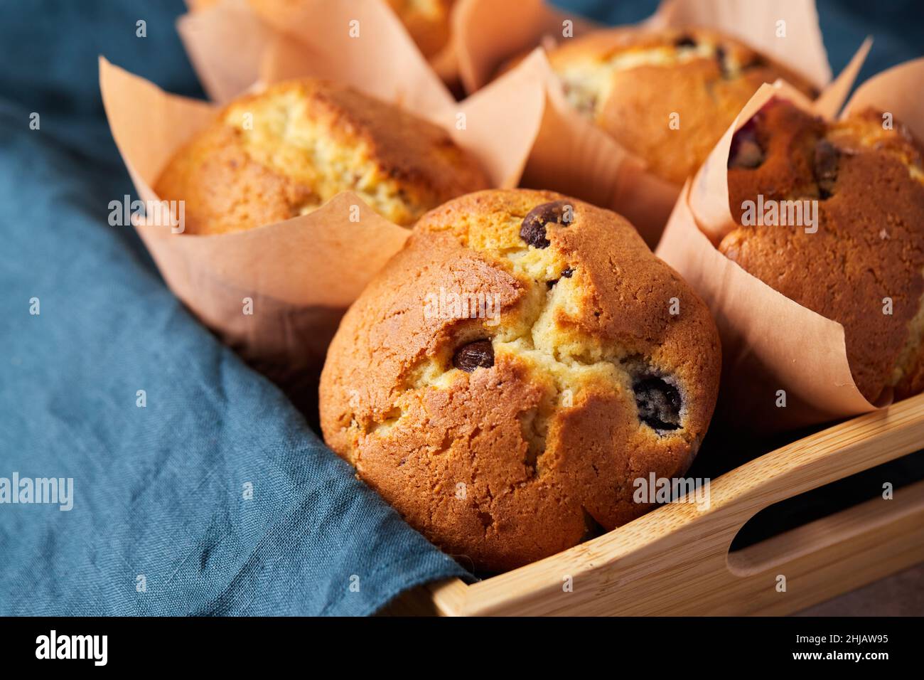 Un groupe de muffins avec baies et chocolat sur un plateau vue de face. Banque D'Images