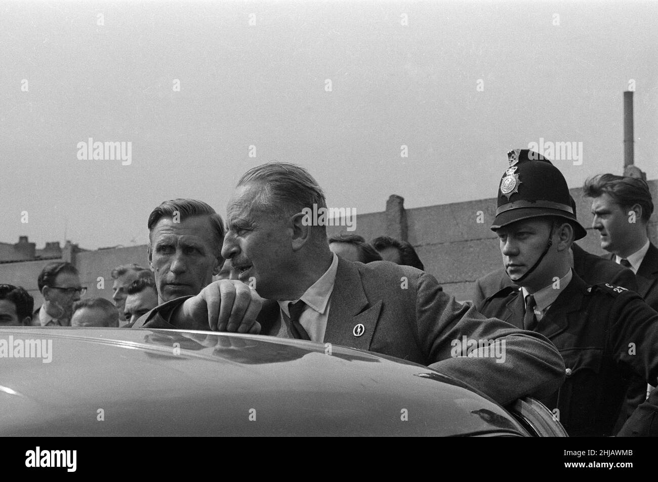 Sir Oswald Mosley se rend à Manchester pour participer à une marche organisée par son Union britannique des partisans des fascistes, dimanche 29th juillet 1962.Quand les quatre-vingt marcheurs se sont rassemblés, une foule en colère les a précipités et Mosley a disparu dans une vague de poings et de bottes volants et ses bannières de groupe ont été déchirées pour les tatouer.La police a brisé la foule des combats et a secouru Mosley, 65 ans, mais la marche s'est rapidement transformée en une émeute causant un mile de terreur avec des combats qui éclatent à quelques mètres.De nombreux marcheurs sont tombés avec des visages qui se saignent et des vêtements déchirés.Les autres ont été pillés avec des pierres, des pièces de monnaie, des choux, des tomates A. Banque D'Images Sir Oswald Mosley se rend à Manchester pour participer à une marche organisée par son Union britannique des partisans des fascistes, dimanche 29th juillet 1962.Quand les quatre-vingt marcheurs se sont rassemblés, une foule en colère les a précipités et Mosley a disparu dans une vague de poings et de bottes volants et ses bannières de groupe ont été déchirées pour les tatouer.La police a brisé la foule des combats et a secouru Mosley, 65 ans, mais la marche s'est rapidement transformée en une émeute causant un mile de terreur avec des combats qui éclatent à quelques mètres.De nombreux marcheurs sont tombés avec des visages qui se saignent et des vêtements déchirés.Les autres ont été pillés avec des pierres, des pièces de monnaie, des choux, des tomates A. Banque D'Images