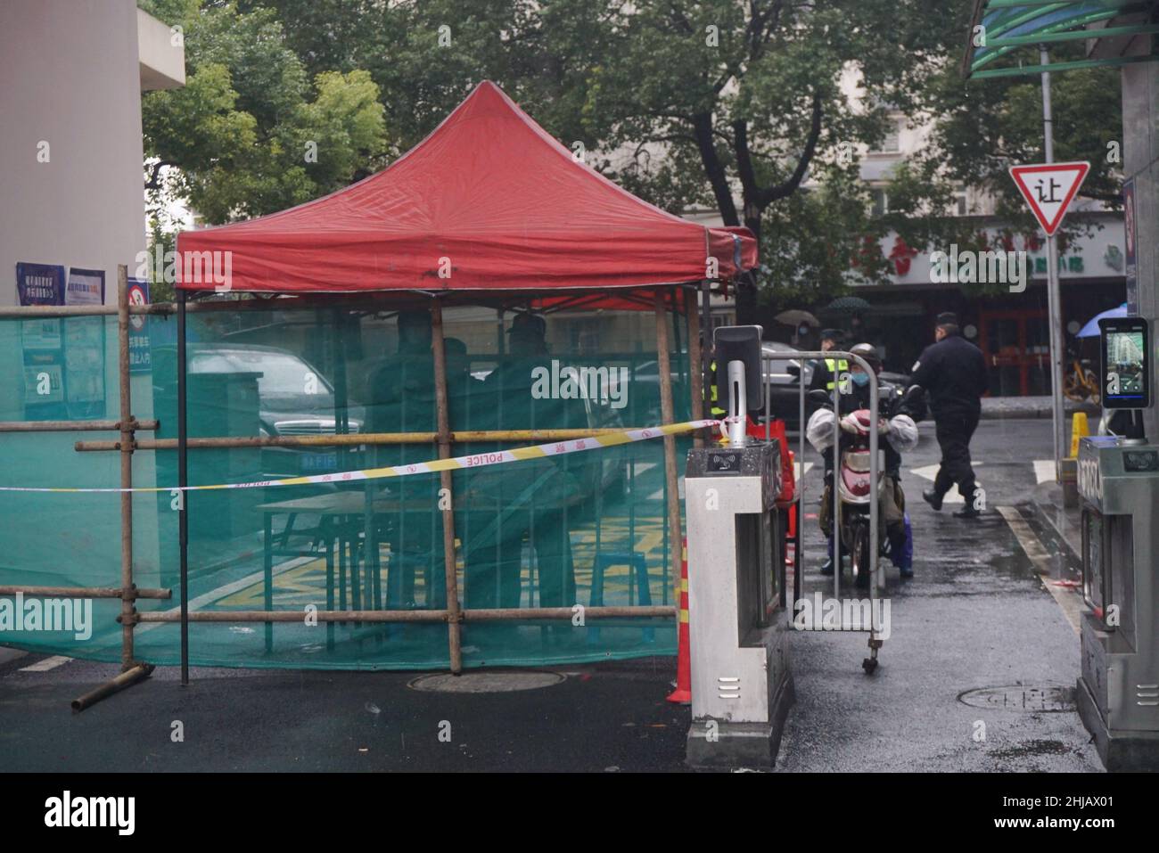 HANGZHOU, CHINE - 28 JANVIER 2022 - la porte d'une communauté fermée est vue à Hangzhou, province de Zhejiang, Chine, le 28 janvier 2022. Banque D'Images