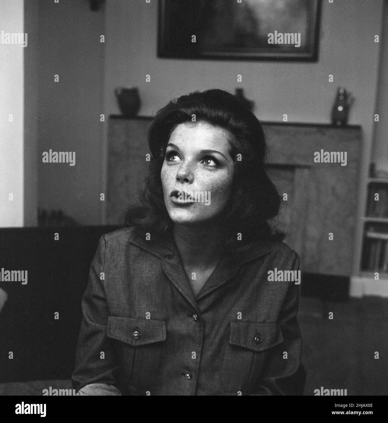 Samantha Eggar, actrice britannique, est interviewé par Donald Zec, journaliste de Daily Mirror, à son appartement à Londres, le lundi 11th novembre 1963. Banque D'Images