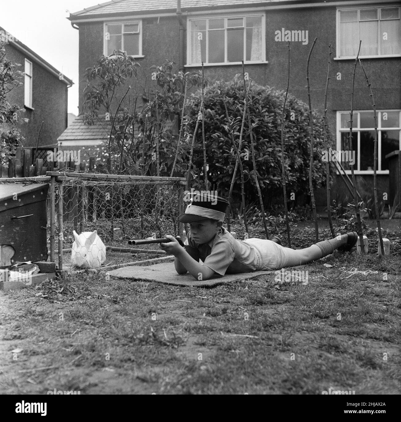 David Kilgour, 8 ans, qui veut être un soldat vu chez lui à Mochdre, Colwyn Bay, avec les membres réguliers de son armée, y compris le lapin Gwyneth.22nd juin 1963. Banque D'Images