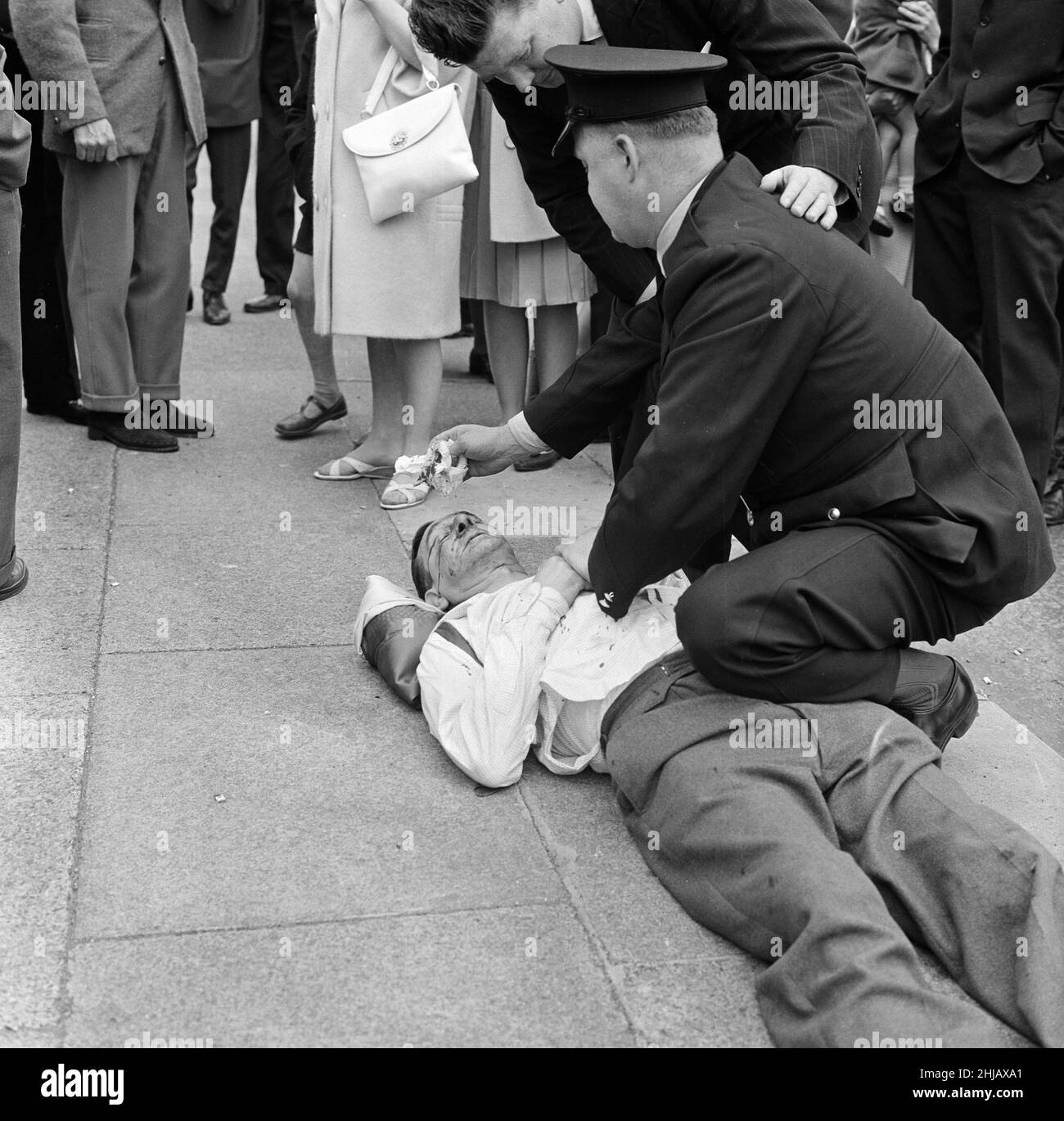 Sir Oswald Mosley se rend à Manchester pour participer à une marche organisée par son Union britannique des partisans des fascistes, dimanche 29th juillet 1962.Quand les quatre-vingt marcheurs se sont rassemblés, une foule en colère les a précipités et Mosley a disparu dans une vague de poings et de bottes volants et ses bannières de groupe ont été déchirées pour les tatouer.La police a brisé la foule des combats et a secouru Mosley, 65 ans, mais la marche s'est rapidement transformée en une émeute causant un mile de terreur avec des combats qui éclatent à quelques mètres.De nombreux marcheurs sont tombés avec des visages qui se saignent et des vêtements déchirés.Les autres ont été pillés avec des pierres, des pièces de monnaie, des choux, des tomates A. Banque D'Images Sir Oswald Mosley se rend à Manchester pour participer à une marche organisée par son Union britannique des partisans des fascistes, dimanche 29th juillet 1962.Quand les quatre-vingt marcheurs se sont rassemblés, une foule en colère les a précipités et Mosley a disparu dans une vague de poings et de bottes volants et ses bannières de groupe ont été déchirées pour les tatouer.La police a brisé la foule des combats et a secouru Mosley, 65 ans, mais la marche s'est rapidement transformée en une émeute causant un mile de terreur avec des combats qui éclatent à quelques mètres.De nombreux marcheurs sont tombés avec des visages qui se saignent et des vêtements déchirés.Les autres ont été pillés avec des pierres, des pièces de monnaie, des choux, des tomates A. Banque D'Images