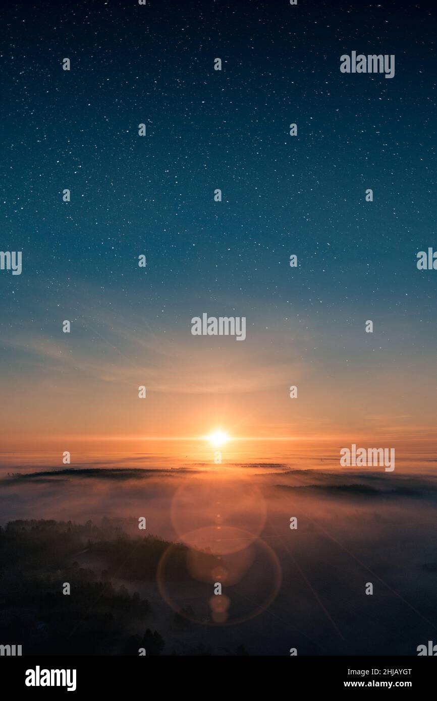 Magnifique vue panoramique sur le paysage brumeux au coucher du soleil avec des étoiles épiques dans le ciel.Tranquillité et spiritualité. Banque D'Images