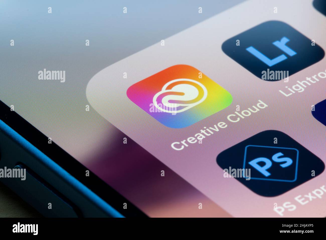 Les applications Adobe Creative Cloud, Lightroom et PS Express sont visibles sur un iPhone.Adobe Creative Cloud est un ensemble d'applications et de services d'Adobe Inc Banque D'Images