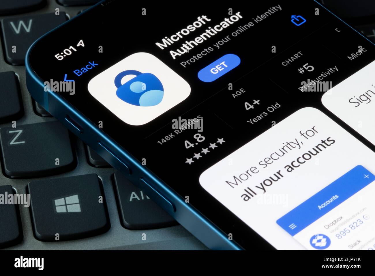 L'application Microsoft Authenticator est visible dans l'App Store sur un iPhone.Il permet aux utilisateurs de se connecter à tous les comptes en ligne à l'aide de l'authentification multifactorielle... Banque D'Images