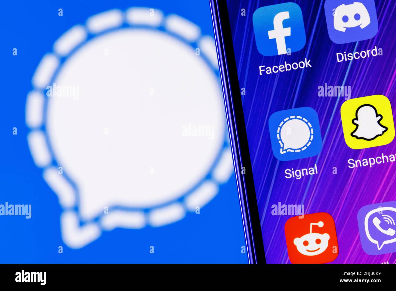 L'icône de l'application de service de messagerie instantanée cryptée signal parmi d'autres applications sur l'écran du smartphone. Banque D'Images