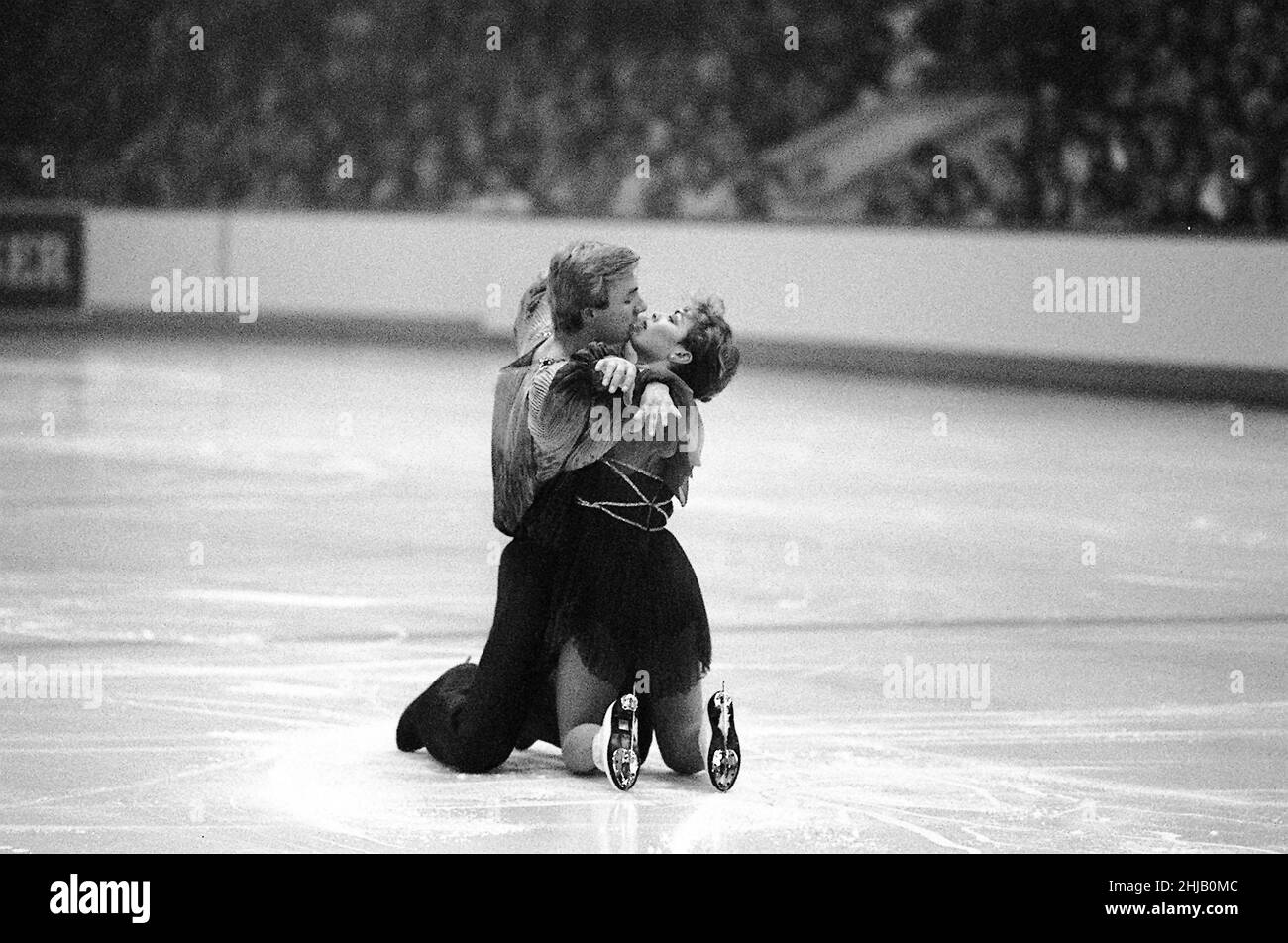 Photo du dossier datée du 09-02-1984, Jayne Torvill et Christopher Dean ont remporté l'or pour la danse sur glace aux Jeux Olympiques de Sarajevo.Une série de Perfect Sixes a illuminé Sarajevo alors que Jayne Torvill et Christopher Dean ont écrit leurs noms dans le folklore sportif britannique.Date de publication : vendredi 28 janvier 2022. Banque D'Images