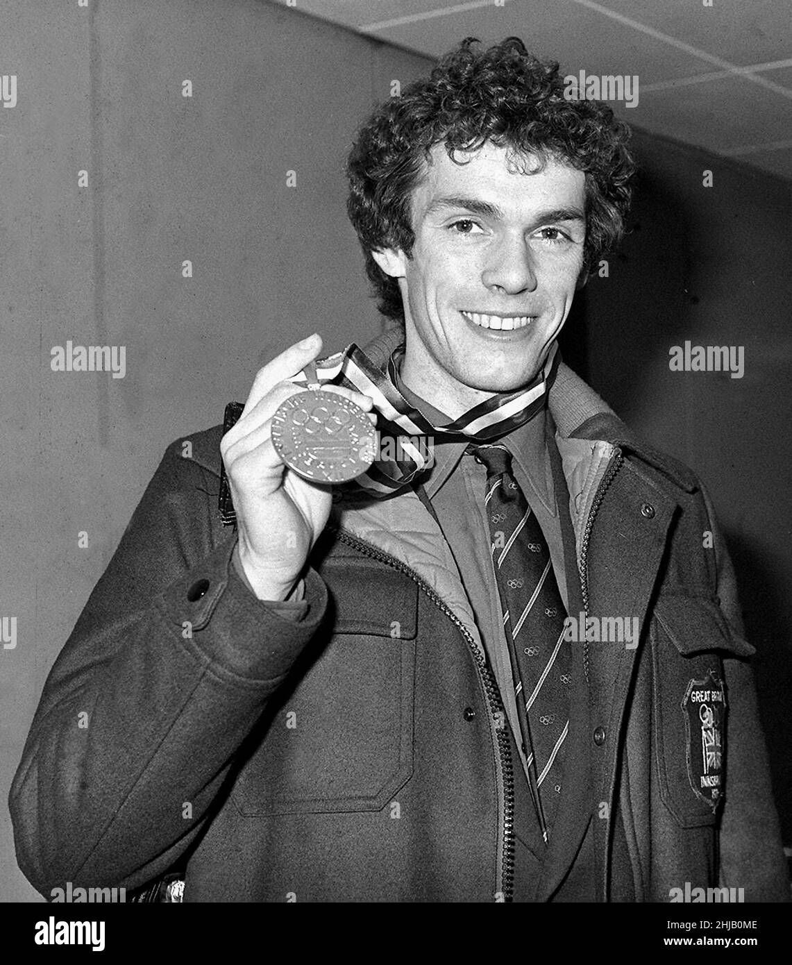 Photo du dossier du 16-02-1976 de First Briton pour gagner le championnat olympique de patinage artistique masculin, John Curry, 26, montre sa médaille d'or à l'aéroport d'Heathrow à son arrivée d'Innsbruck.Curry était au sommet de sa carrière en 1976 et a effectué trois sauts triples pour devenir le premier médaillé d'or de patinage artistique masculin de Grande-Bretagne sur son grand rival, Vladimir Kovalyov de Russie.Curry a également remporté des titres mondiaux et européens la même année, avant de passer brusquement au niveau professionnel.Quatre ans plus tard, son compagnon britannique, Robin cousins, lui succéda comme champion du patinage artistique olympique masculin.Date de publication : vendredi Ja Banque D'Images