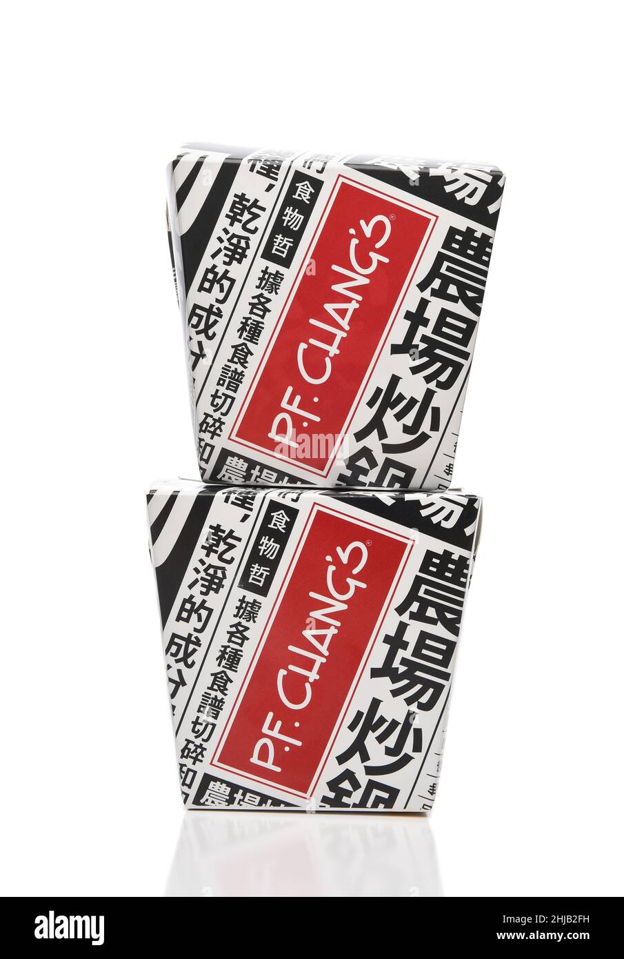 IRVINE, CALIFORNIE - 27 JANVIER 2022 : p. F. Changs China Bistro cartons à emporter. Banque D'Images