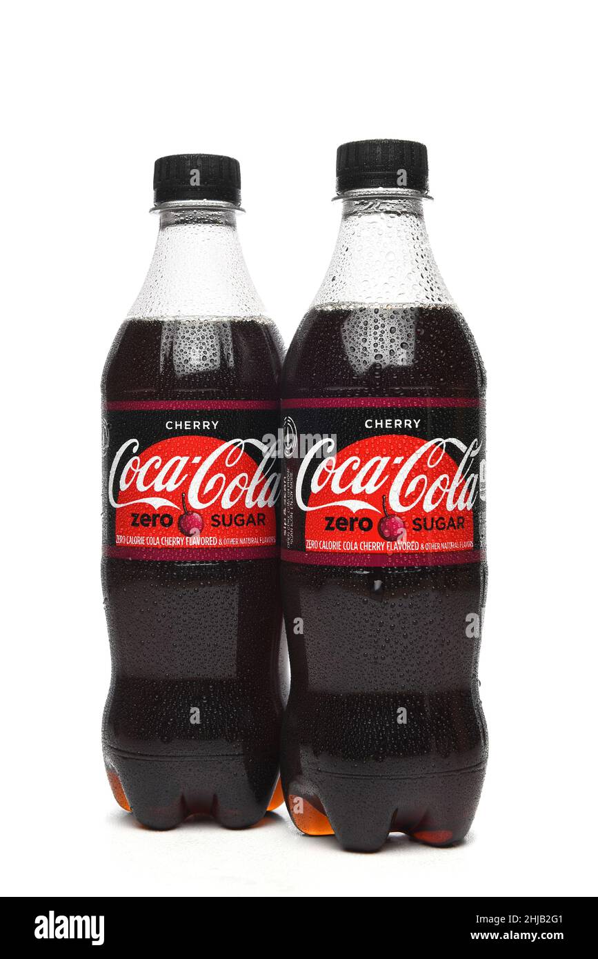 IRVINE, CALIFORNIE - 27 JANVIER 2022 : deux bouteilles de Cherry Coca-Cola Zero Sugar soda. Banque D'Images