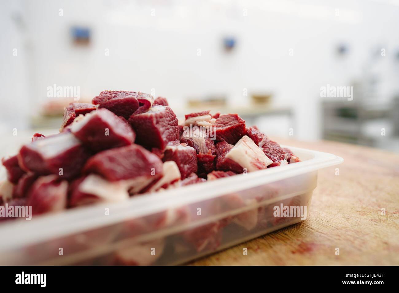 Hachée de viande crue dans un magasin de boucher. Banque D'Images