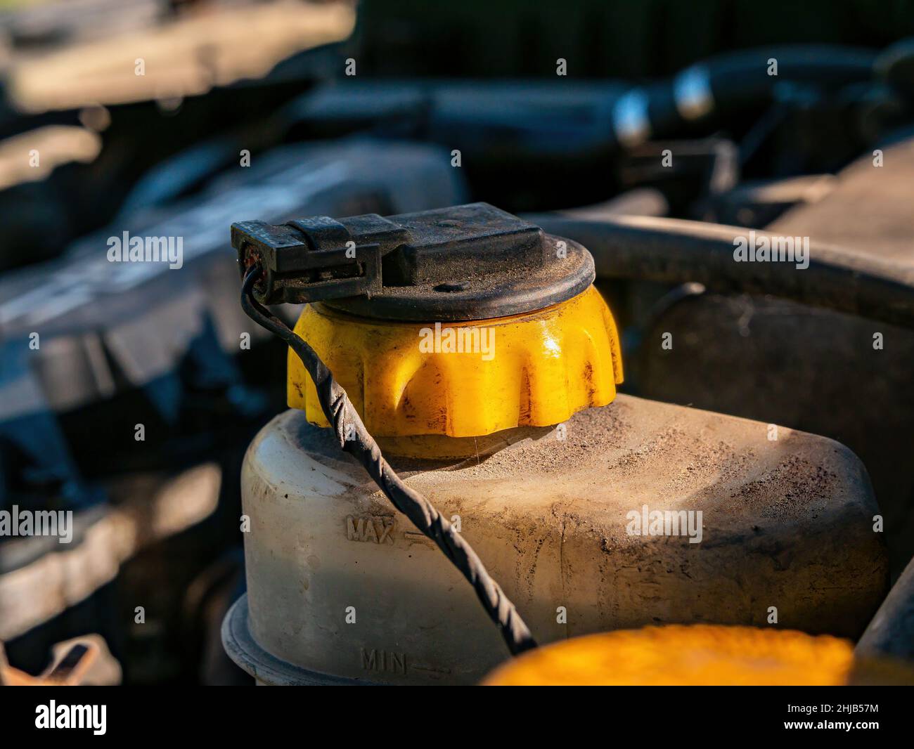 Réservoir en plastique avec le liquide de frein du système de voiture. Banque D'Images