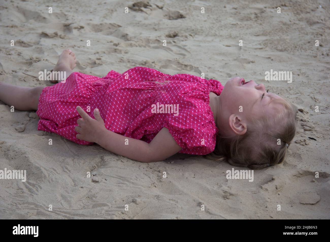 Crying Child On Beach Banque D'image Et Photos - Alamy