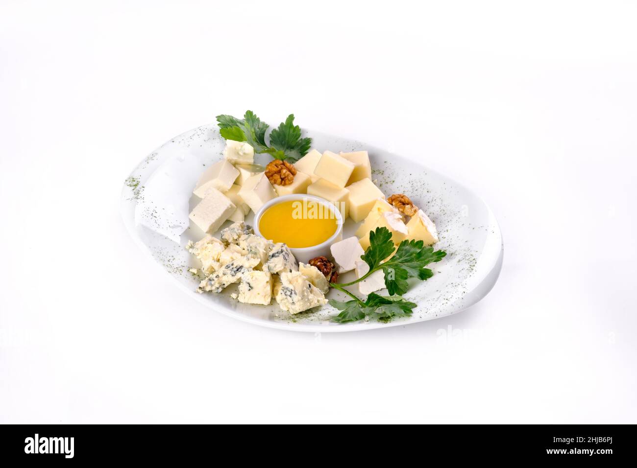 assiette de fromage au miel sur fond blanc isolé. Banque D'Images