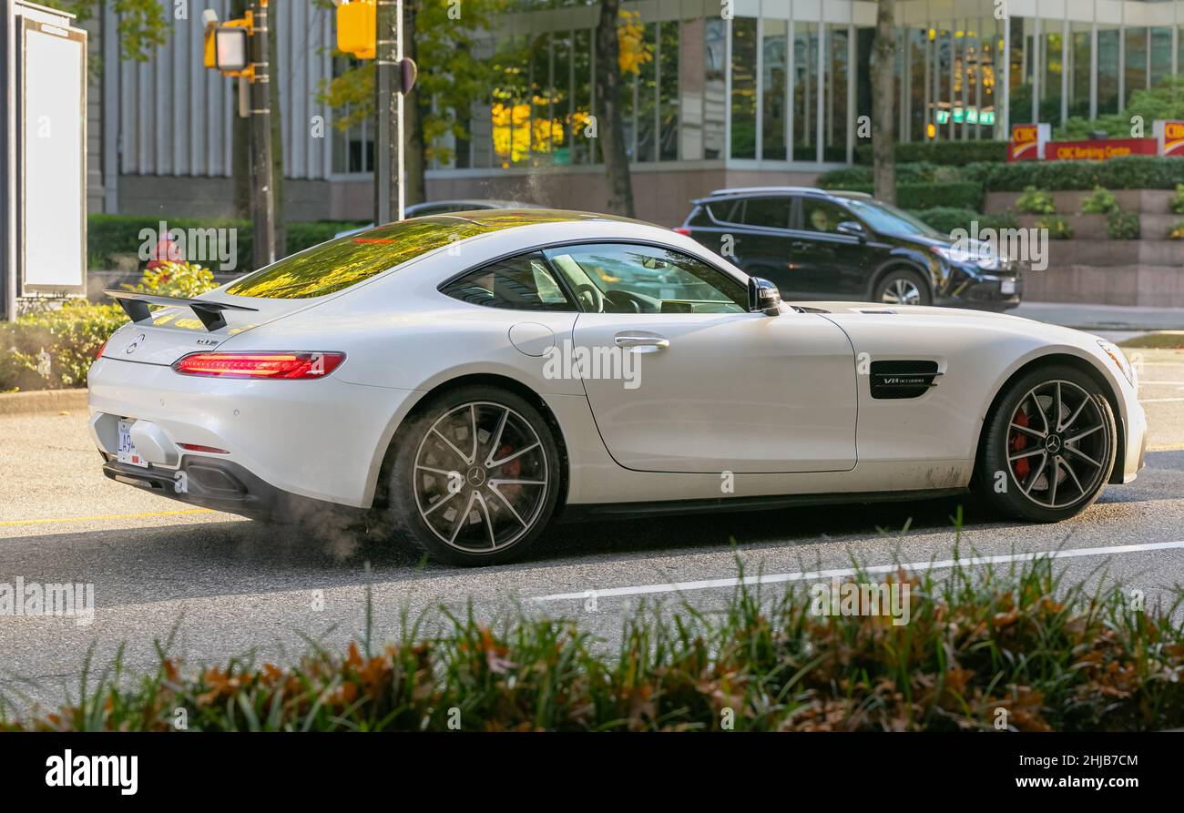 Voiture musculaire blanche dans une rue urbaine avec une vitesse de flou de mouvement.Mercedes GTS voiture de sport à Vancouver, en Colombie-Britannique Banque D'Images