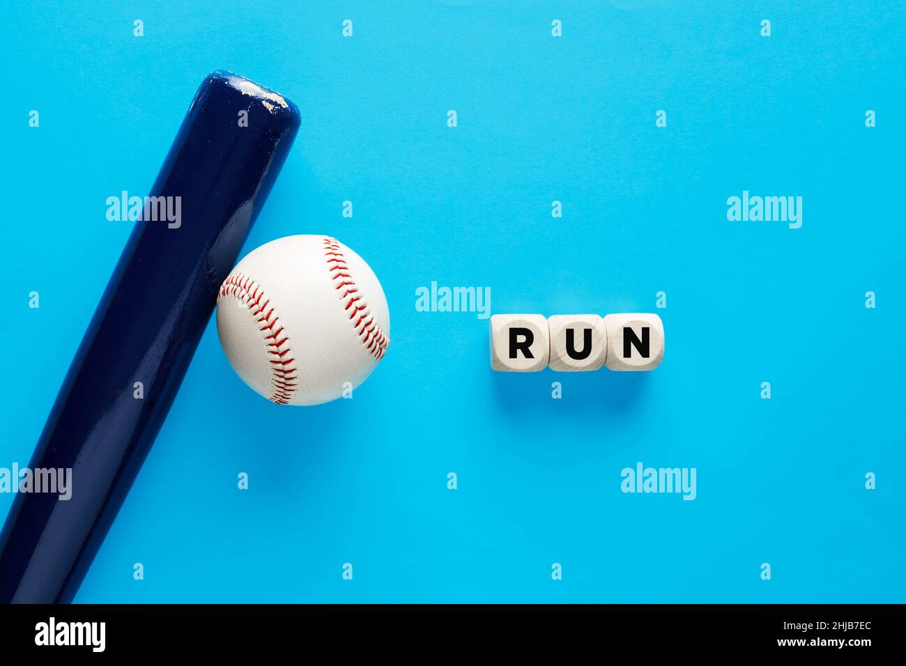 Batte de baseball et balle sur fond bleu avec le mot run.Concept de base-ball de course à pied. Banque D'Images