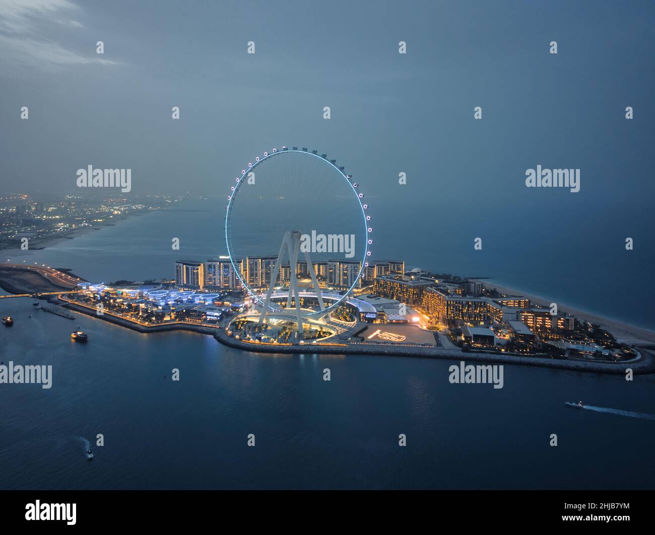 Ain Dubai, la plus grande roue de ferris au monde sur l'île Bluewaters à Dubai Marina illuminée dans le ciel nocturne ; vue aérienne des principales destinations de dubaï Banque D'Images