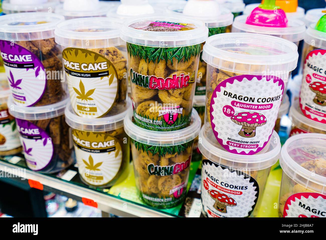 Amsterdam, pays-Bas - 16 novembre 2021 : barres chocolatées avec marijuana et cannabis à vendre dans un magasin d'Amsterdam Banque D'Images