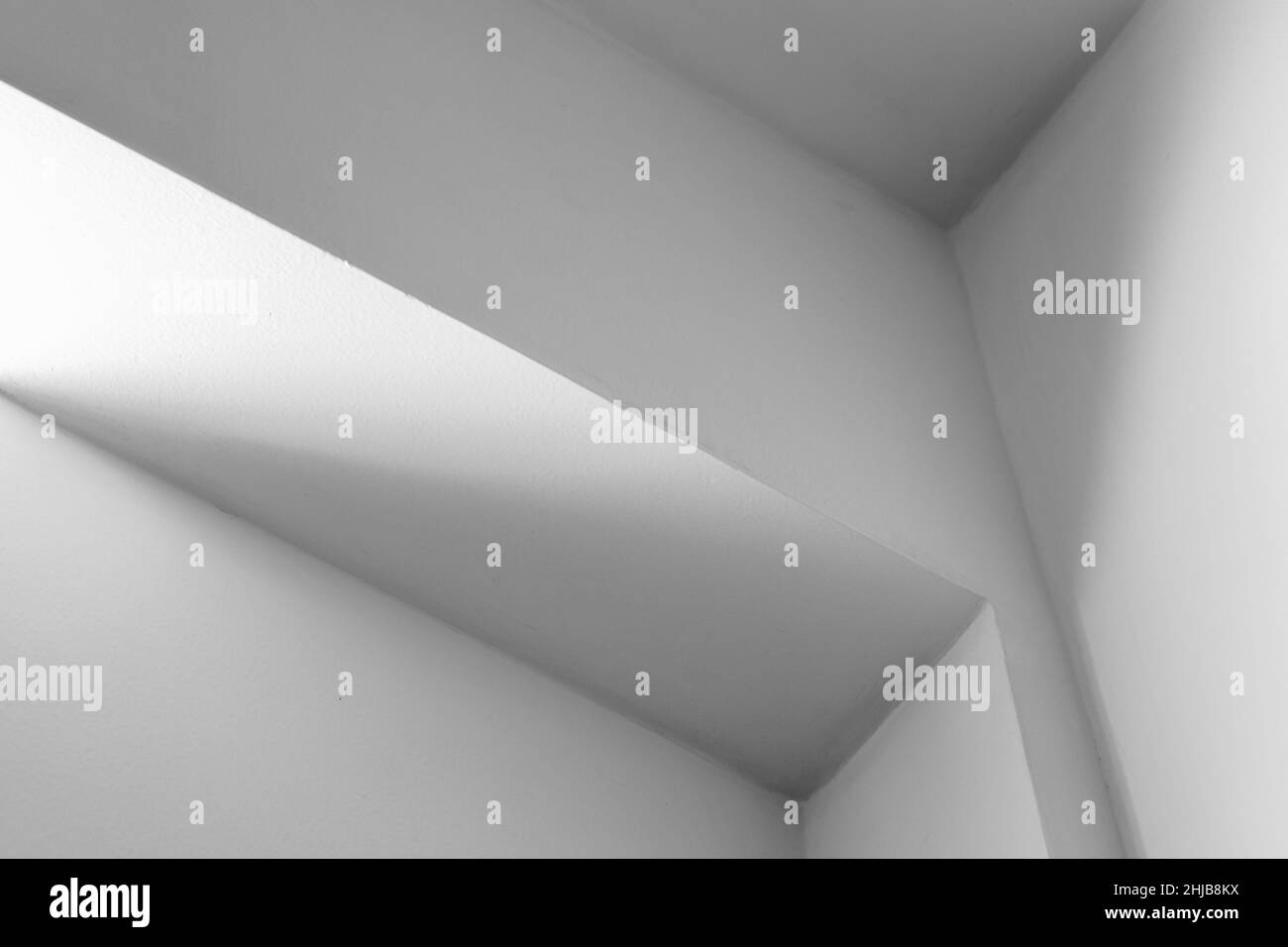 Arrière-plan photo intérieur minimaliste blanc abstrait, fragment avec connexion de poutres de plafond Banque D'Images