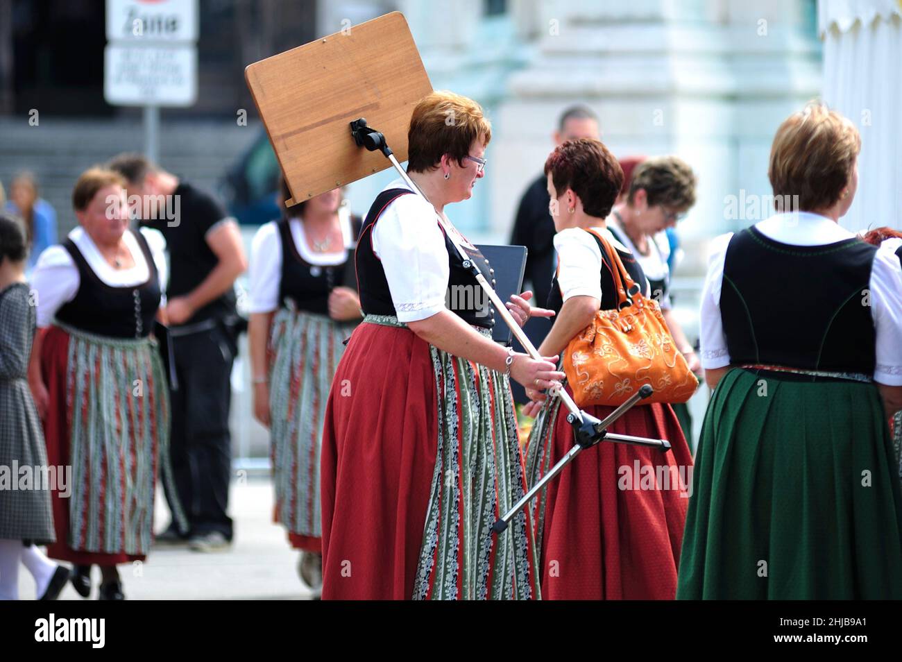 Costume traditionnel autrichien femmes Banque de photographies et d images a haute resolution Alamy