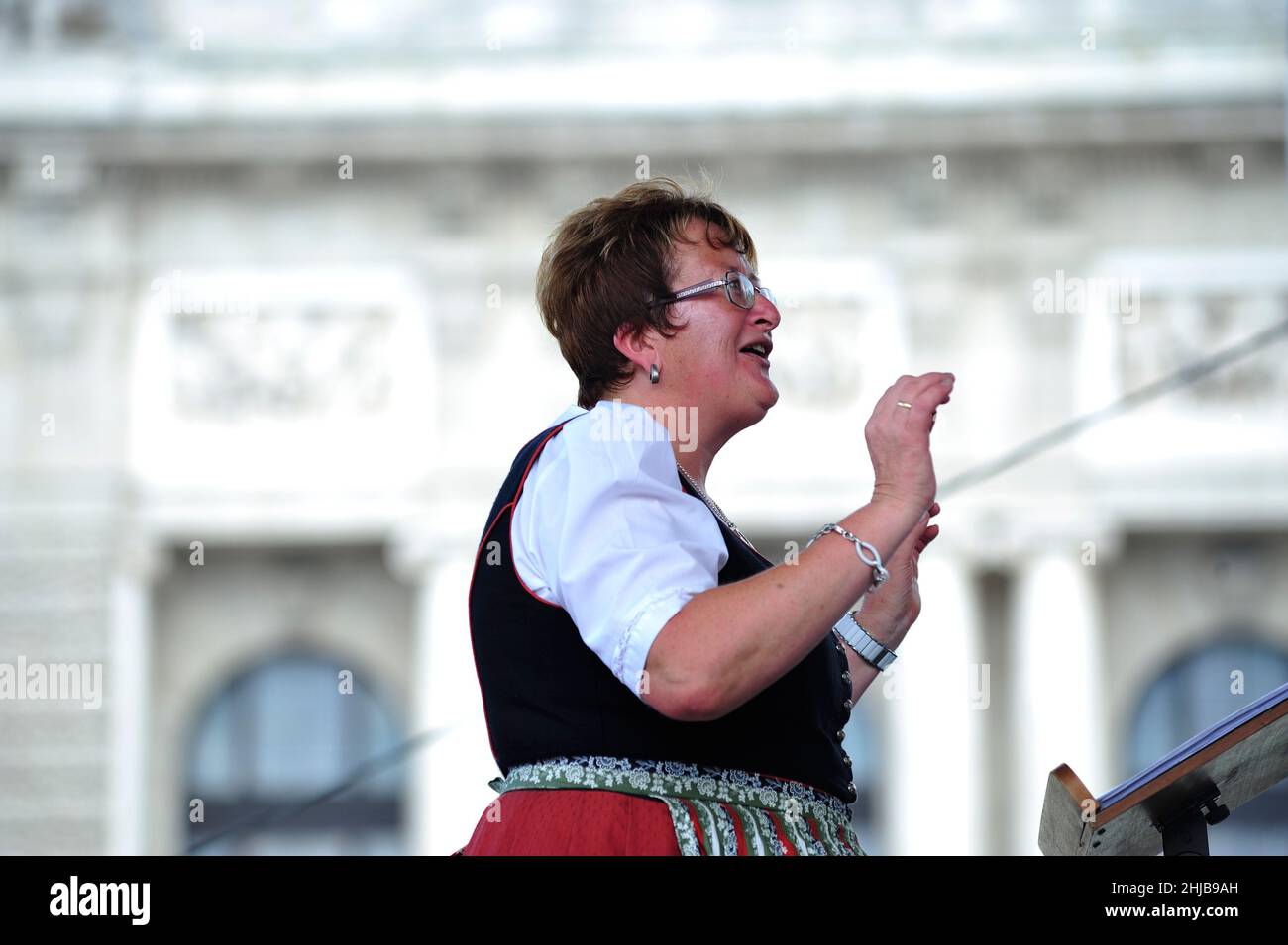 Vienne, Autriche. 07 septembre 2014. Harvest Festival 2014 à Vienne sur la place des héros. Maître de choeur de la chorale féminine de Thanksgiving Banque D'Images