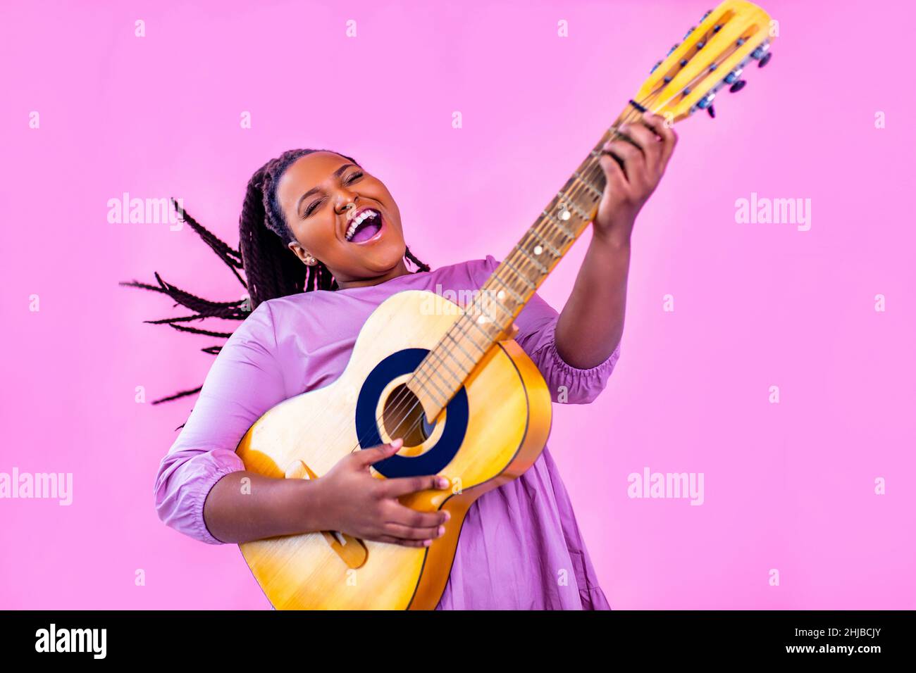 authentique joueur afro-américain d'entraînement d'humeur positive en fond de studio rose Banque D'Images