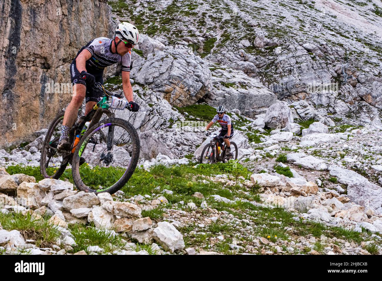 Les participants du Trophée Cortina 2021 descendent sur leurs vélos sur la surface rocheuse de la cabane de montagne Refugio Averau. Banque D'Images